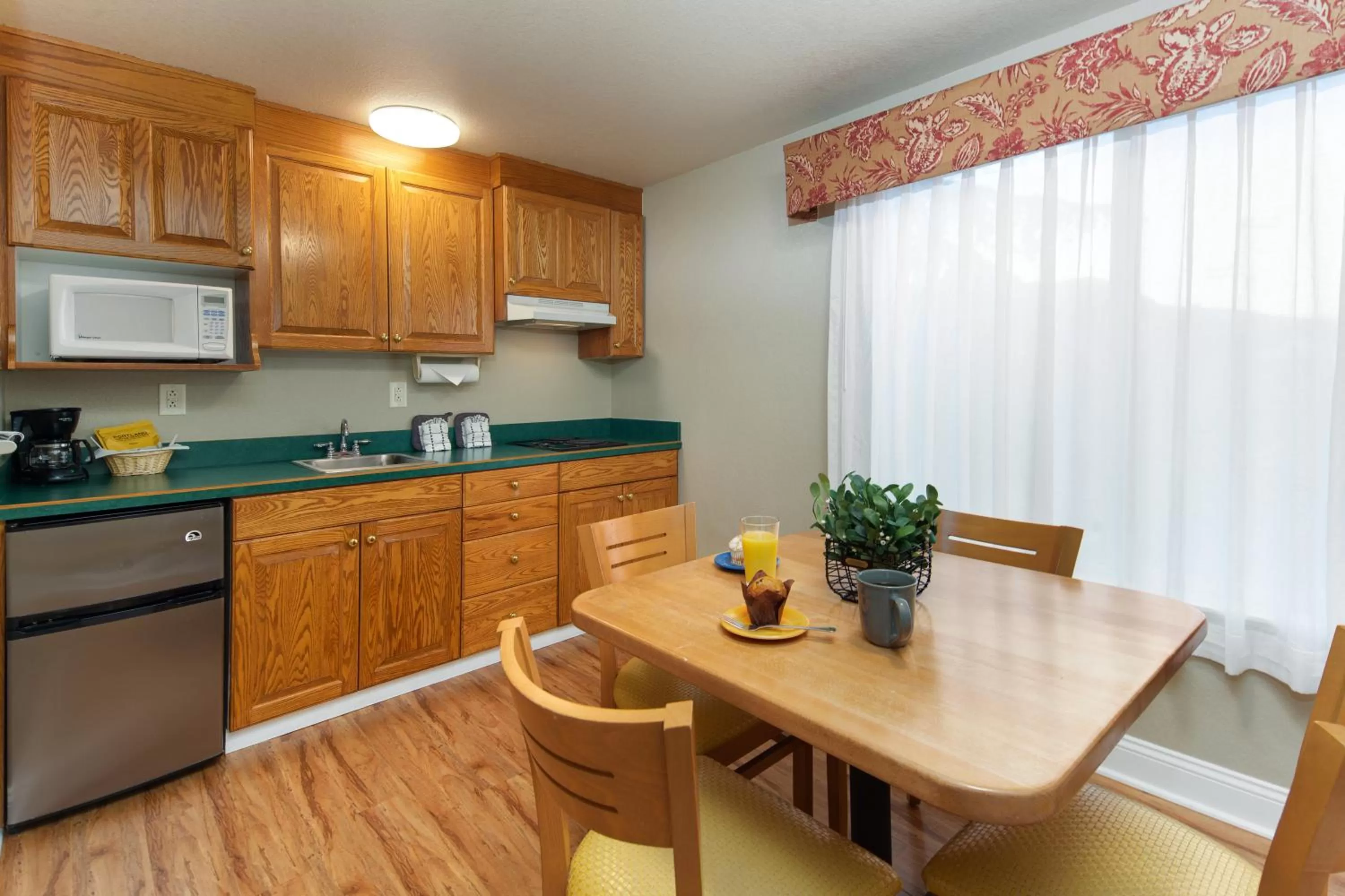 Kitchen or kitchenette in Stratford Inn