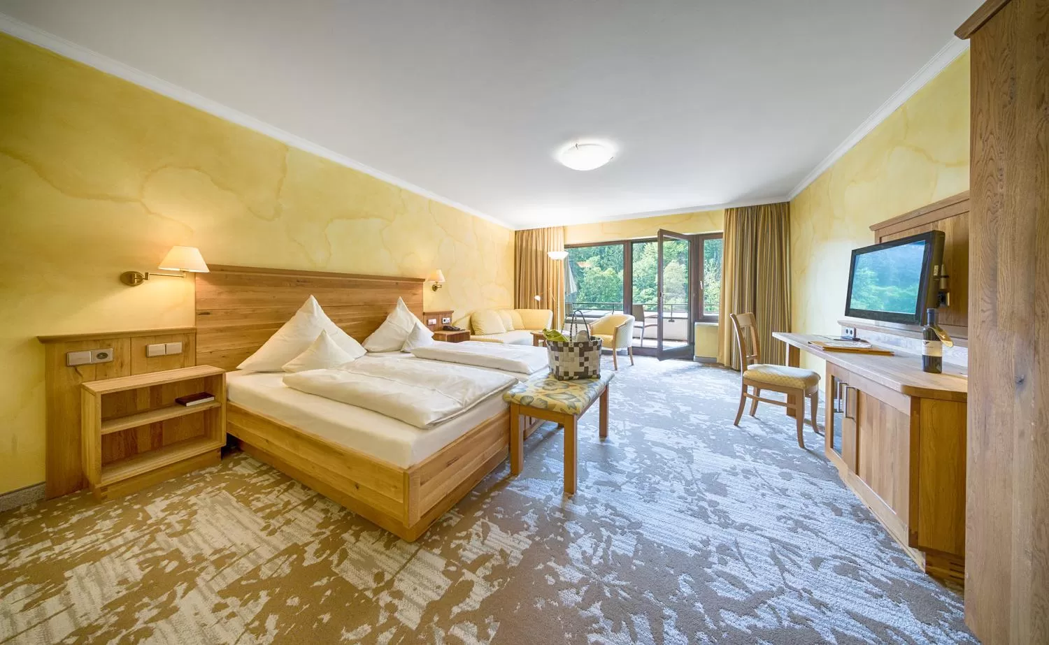 View (from property/room), Bed in Ringhotel Mönch`s Waldhotel