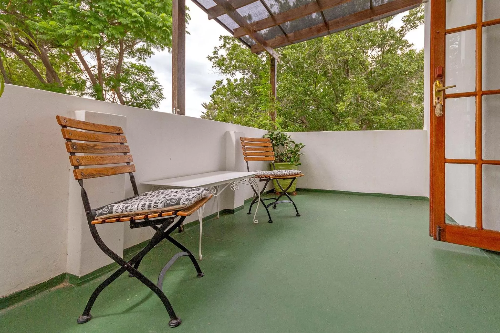 Patio in Airlies Historical Guest House