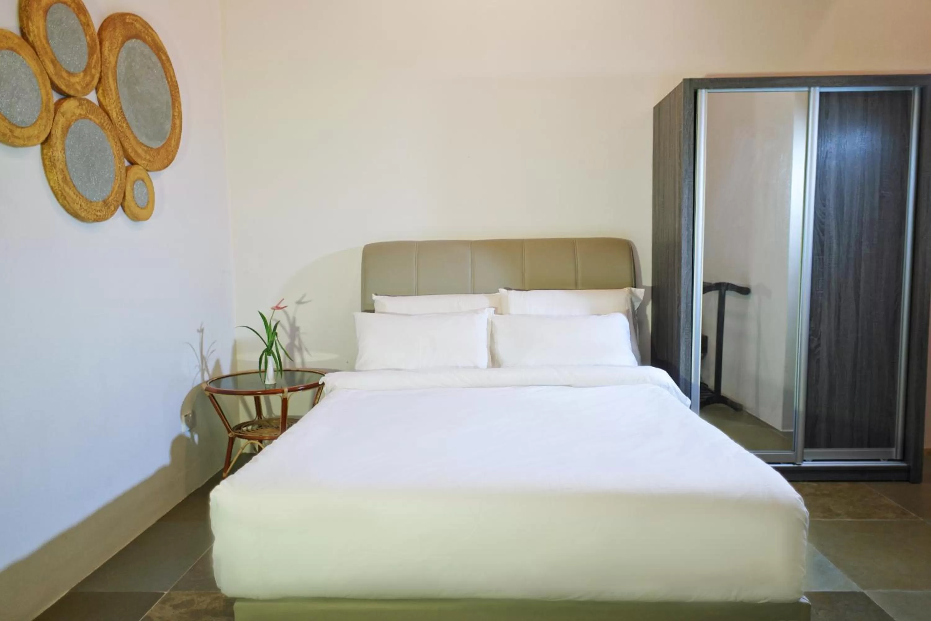 Photo of the whole room, Bed in Harmony Valley Retreat