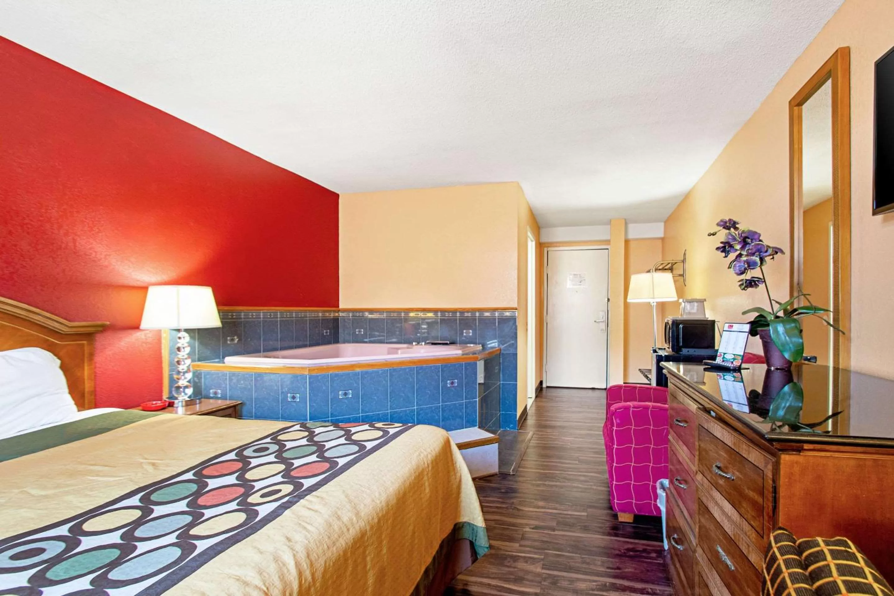 Photo of the whole room in Econo Lodge Utica