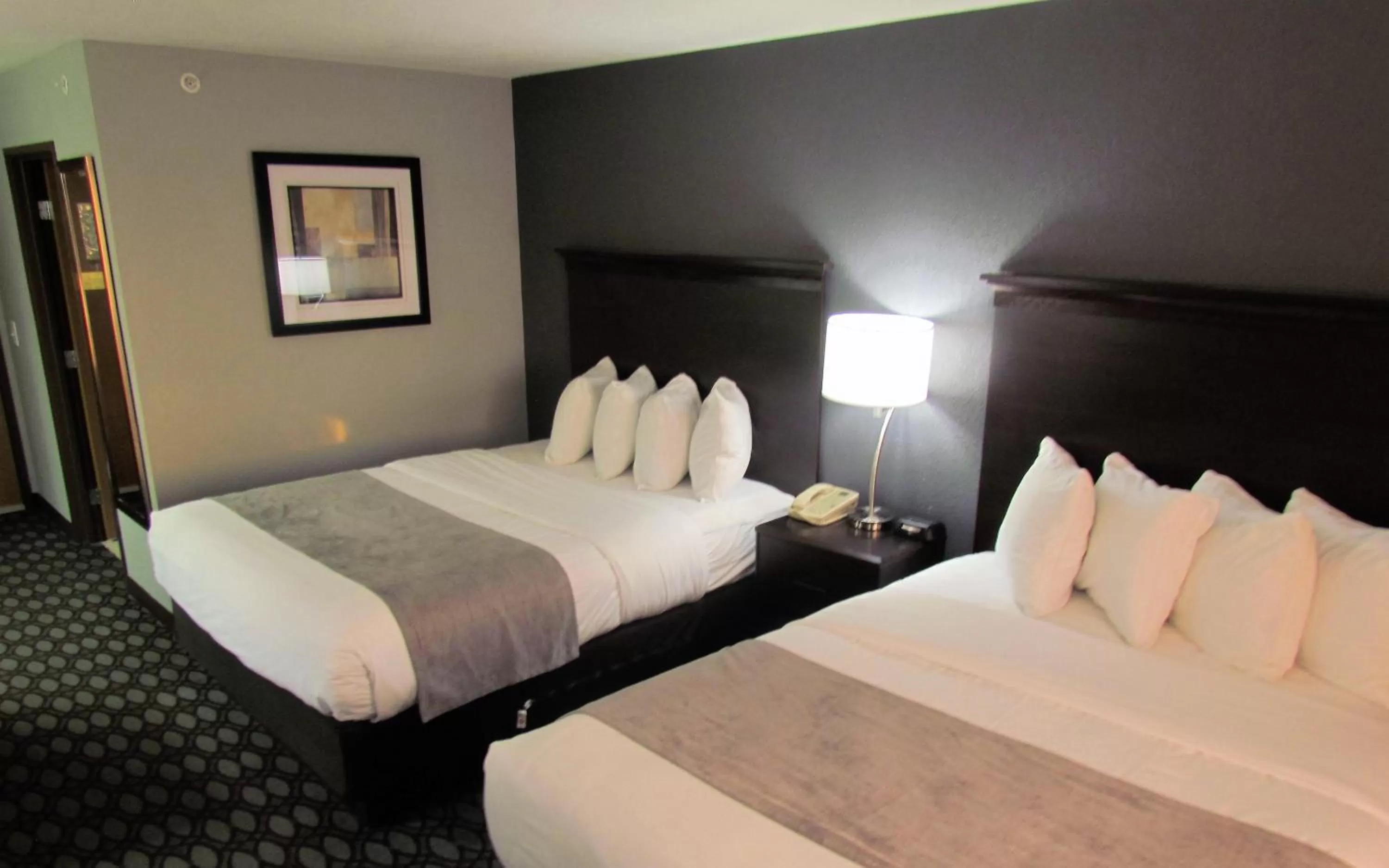 Bedroom, Bed in Oak Hill Inn & Suites