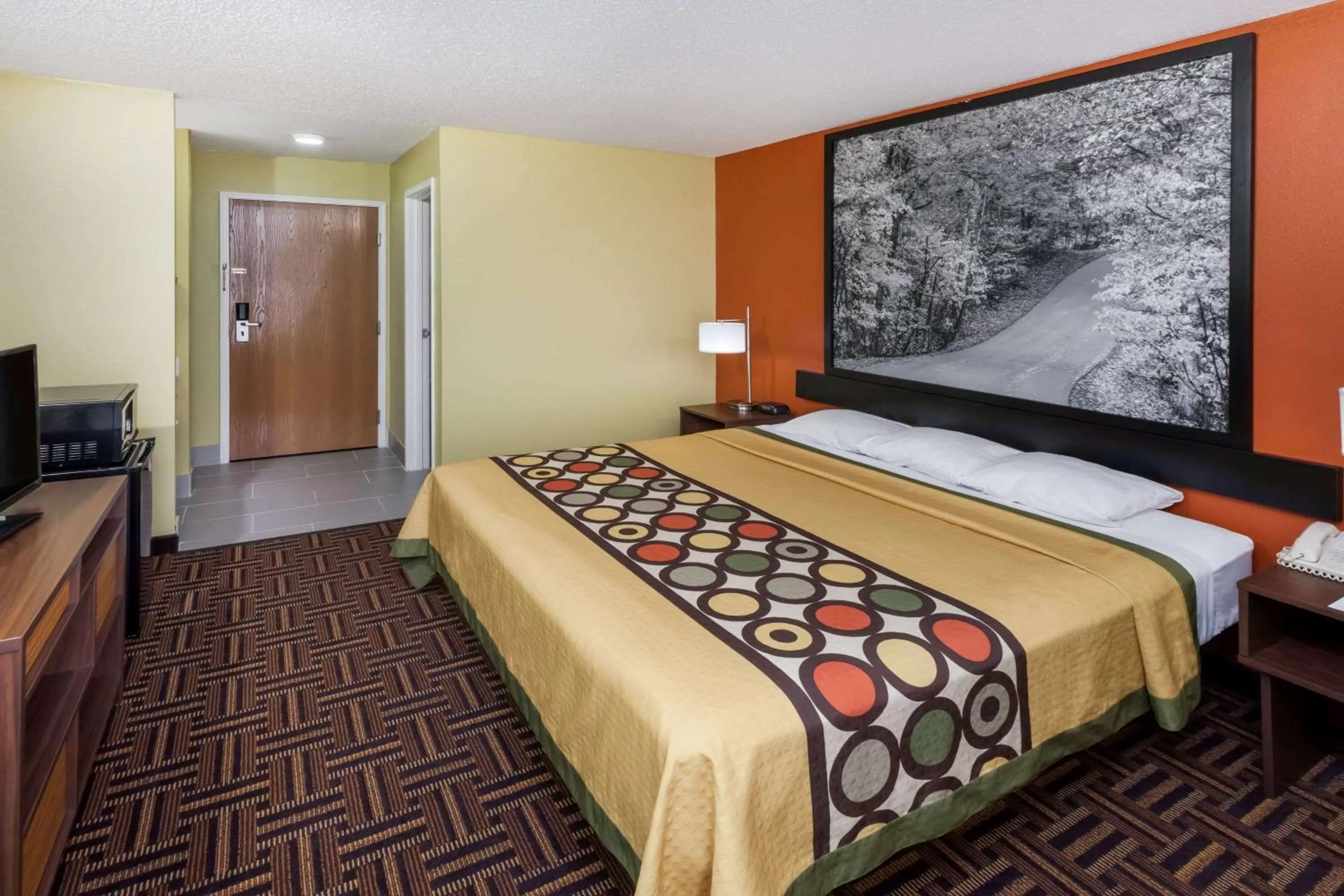 Photo of the whole room, Bed in Super 8 by Wyndham Rochester