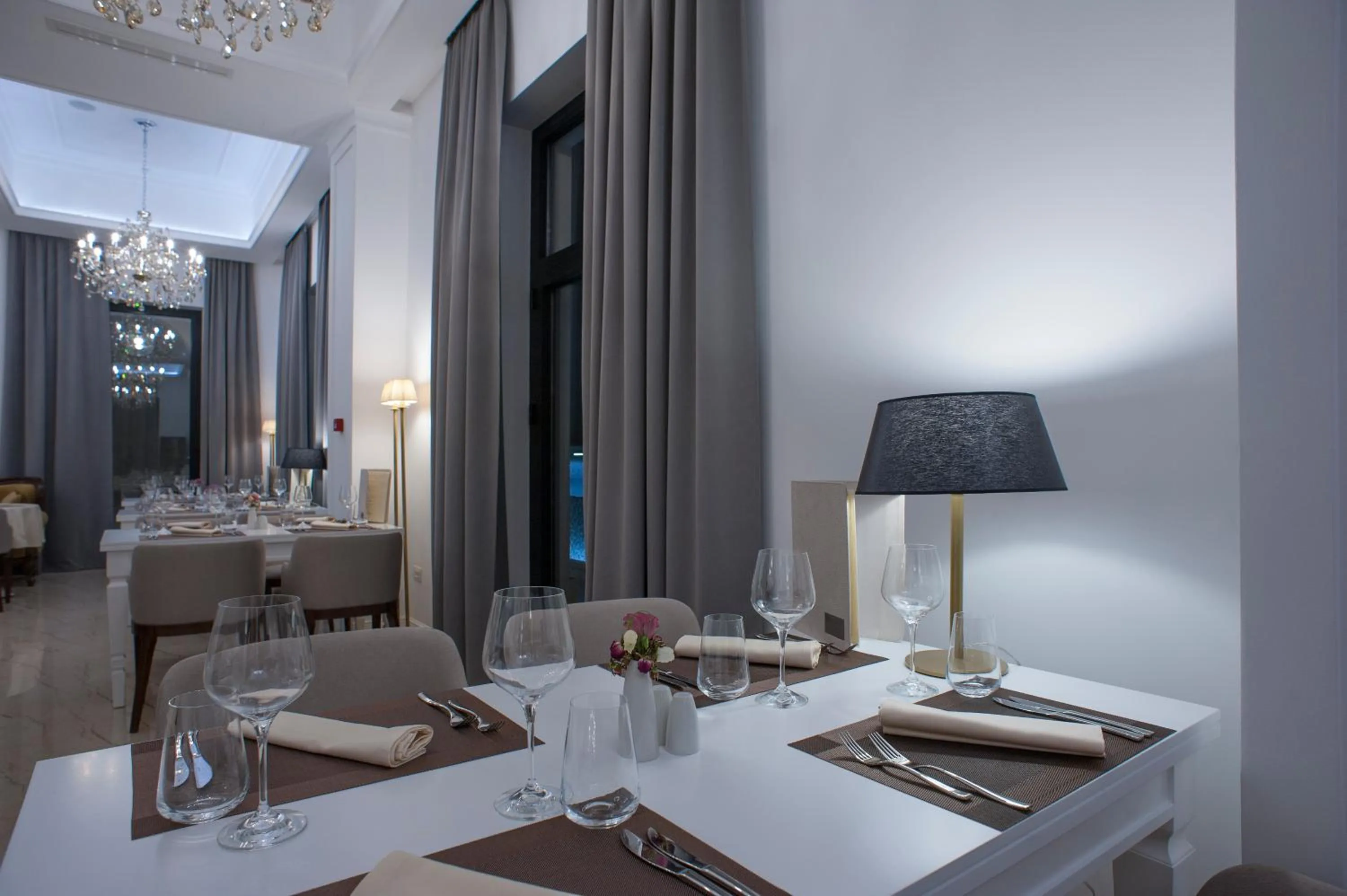 Restaurant/places to eat in Hotel Moskva