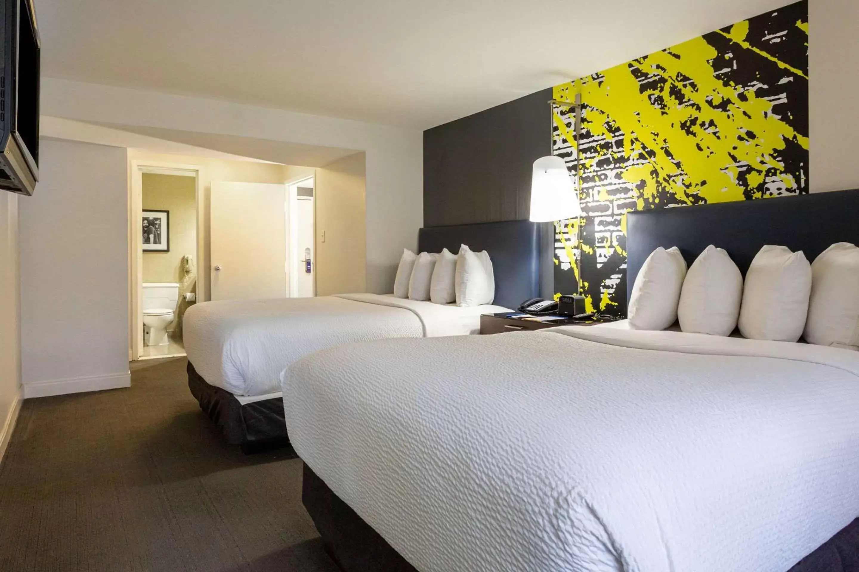 Standard Double Room with Two Double Beds - Non-Smoking in Comfort Inn & Suites Baltimore Inner Harbor Standard Double Room with Two Double Beds - Non-Smoking in Comfort Inn & Suites Baltimore Inner Harbor