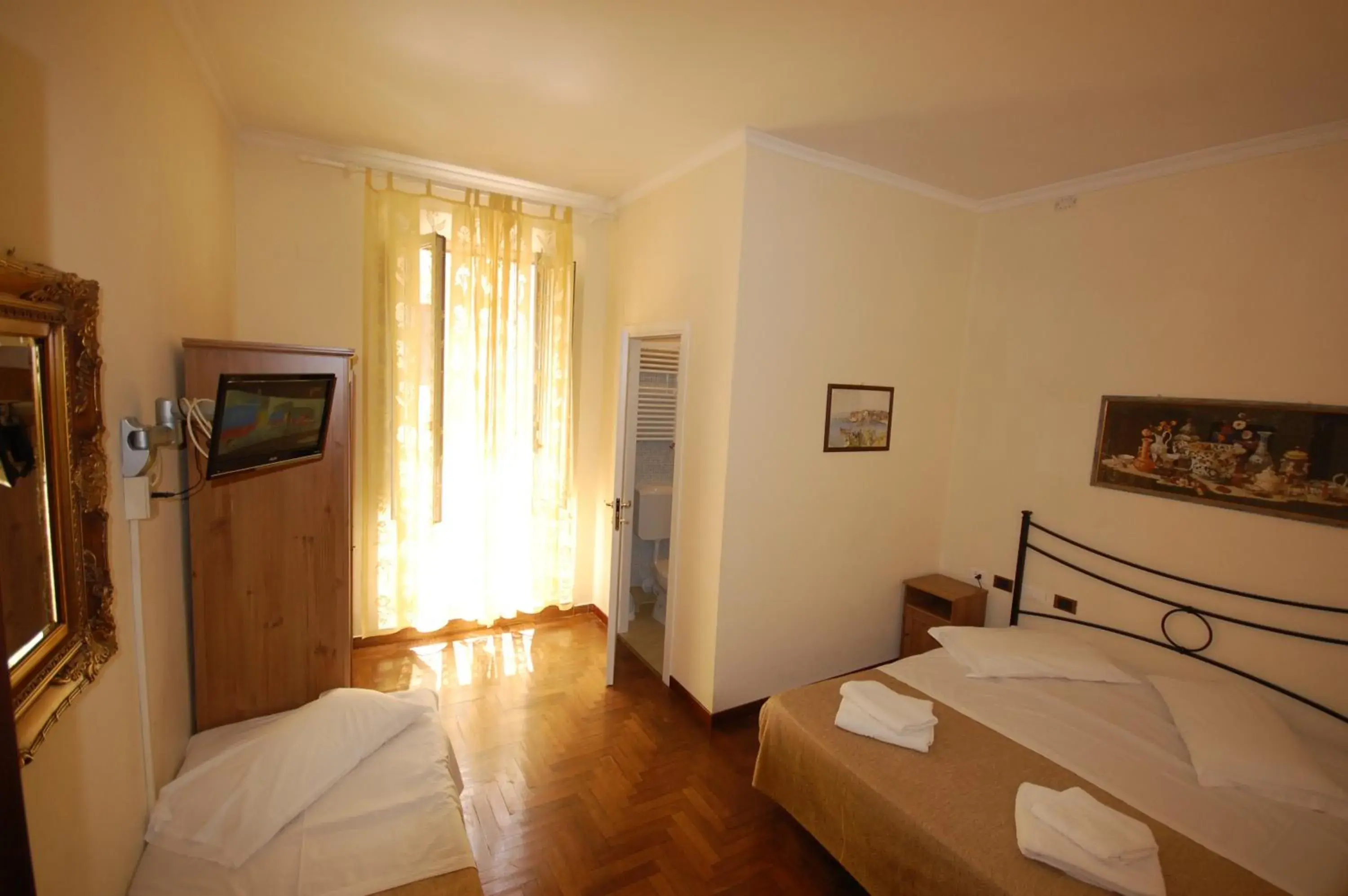 Triple Room with Private Bathroom in Hotel Alexis Triple Room with Private Bathroom in Hotel Alexis