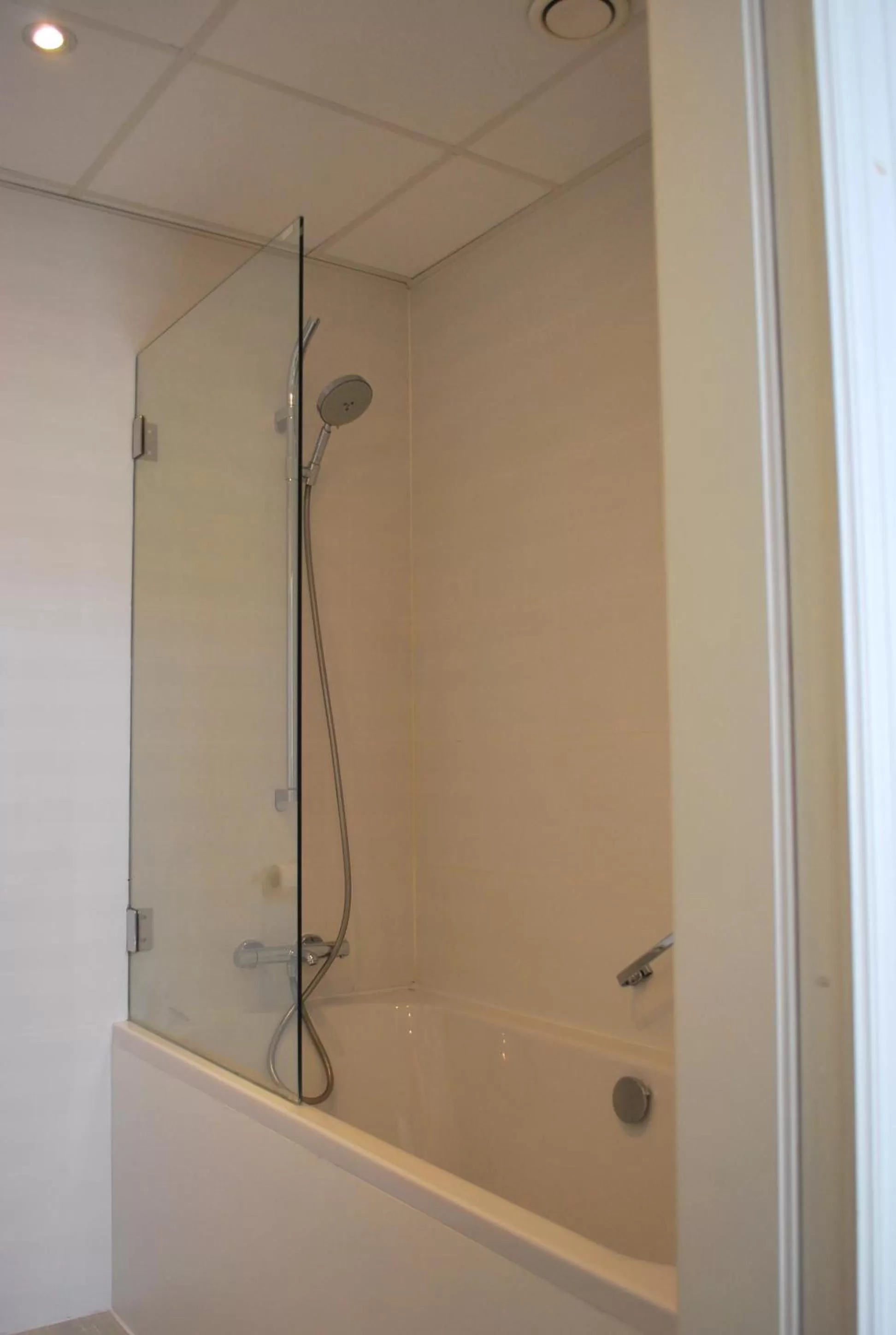 Shower in Hotel Le Parisien