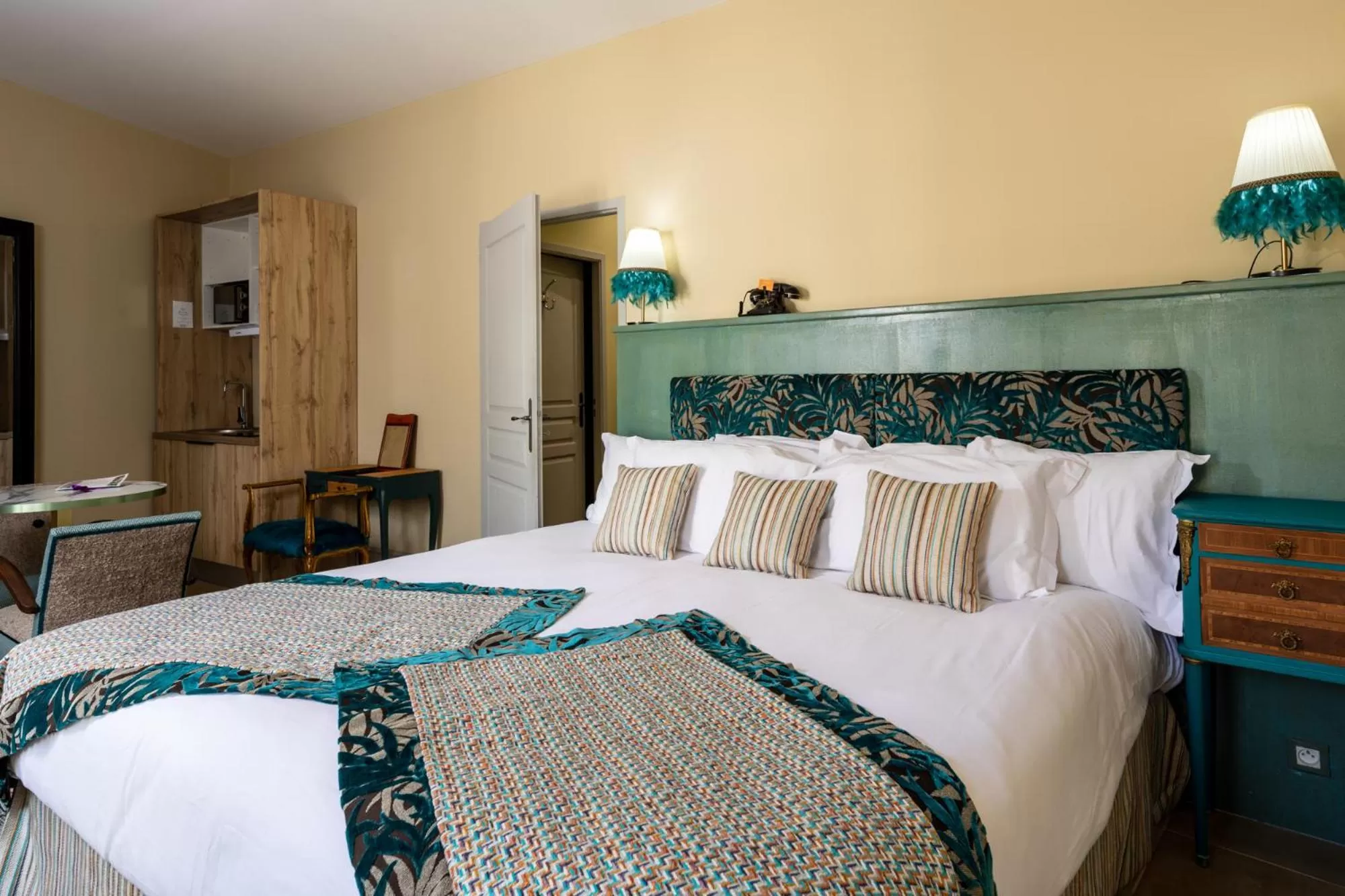 Bed in Le Clos Violette et Le 11 D'Aglaé - Hôtel de Charme Design de Luxe