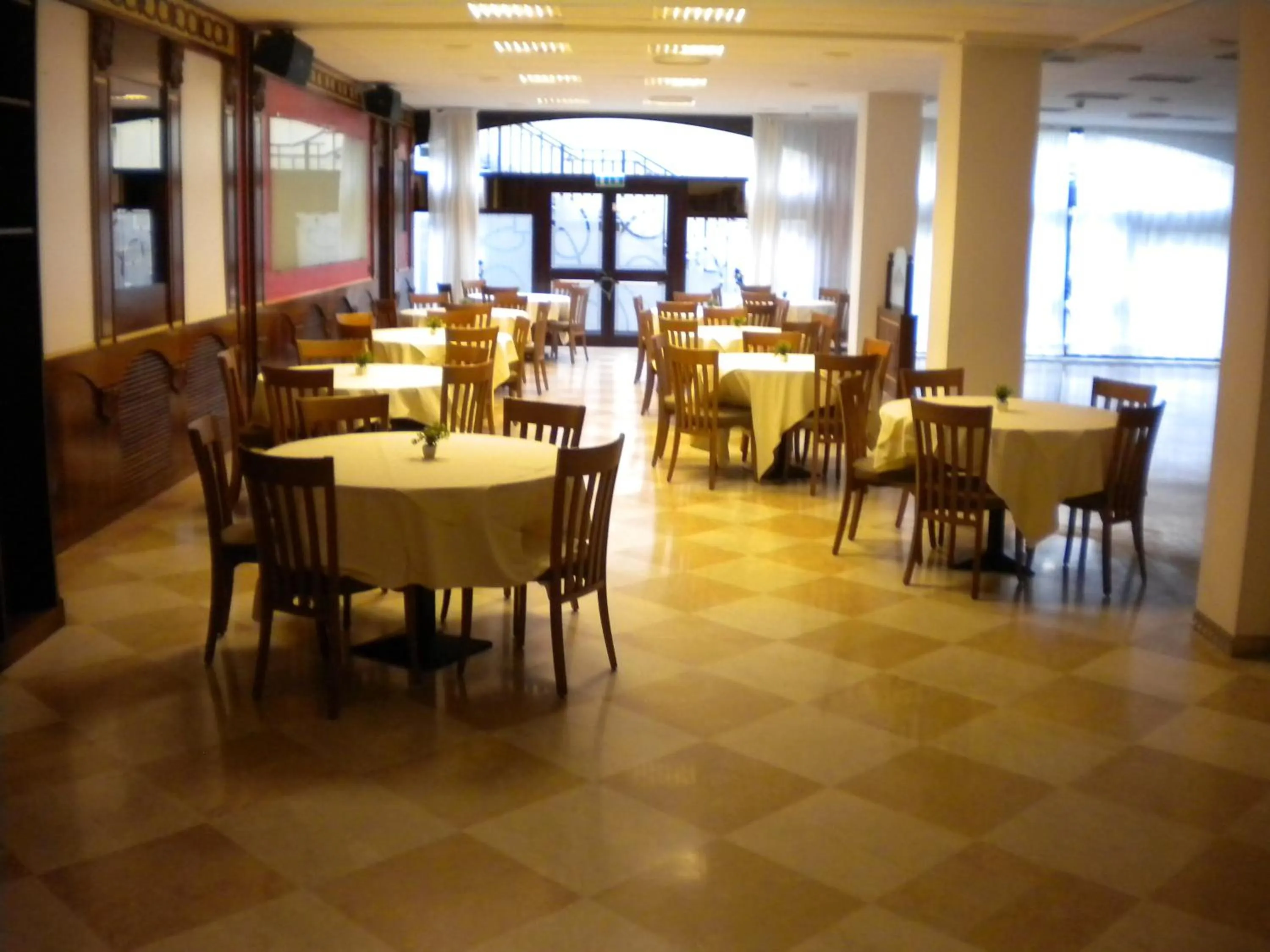 Restaurant/places to eat in Continental Hotel