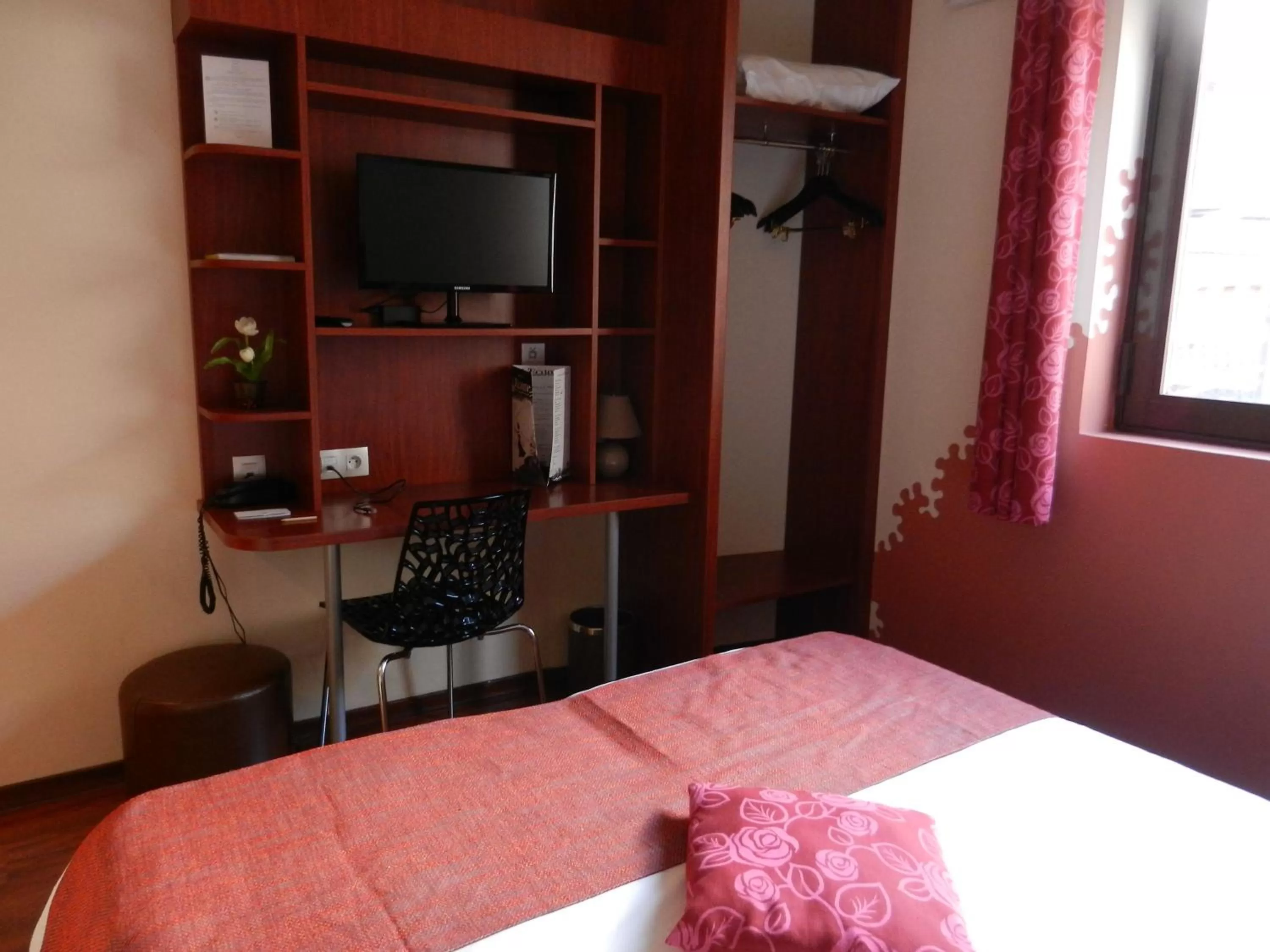 Bed in L'HÔTEL de CHARTRES