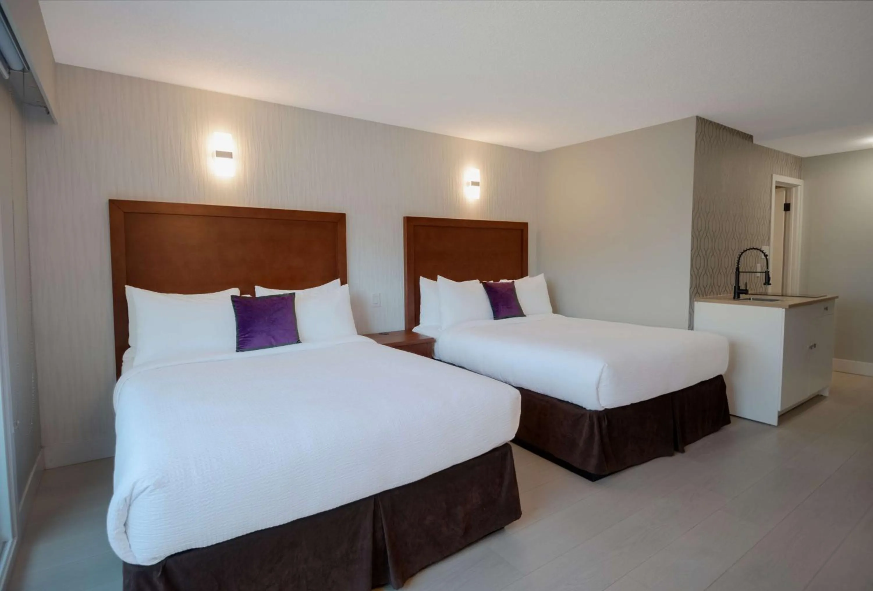 Kitchen or kitchenette, Bed in 401 Inn