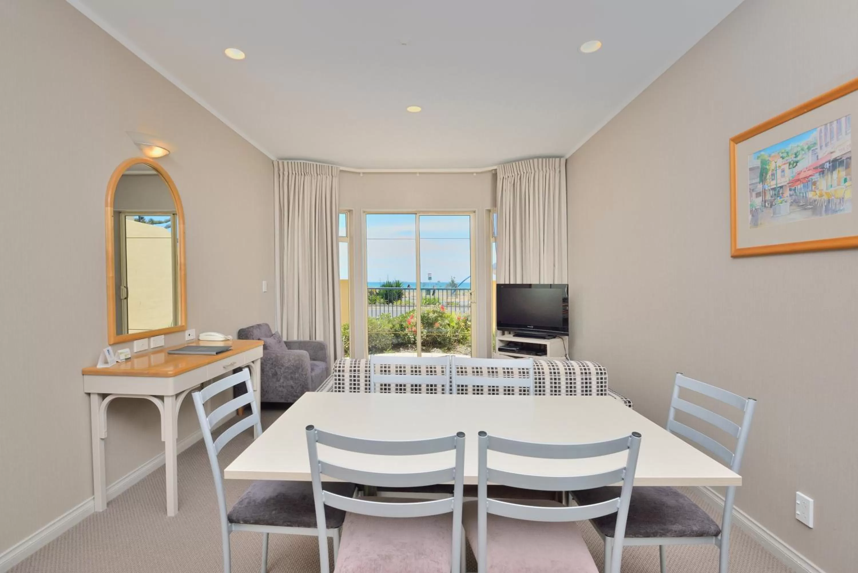 Living room in Shoreline Motel