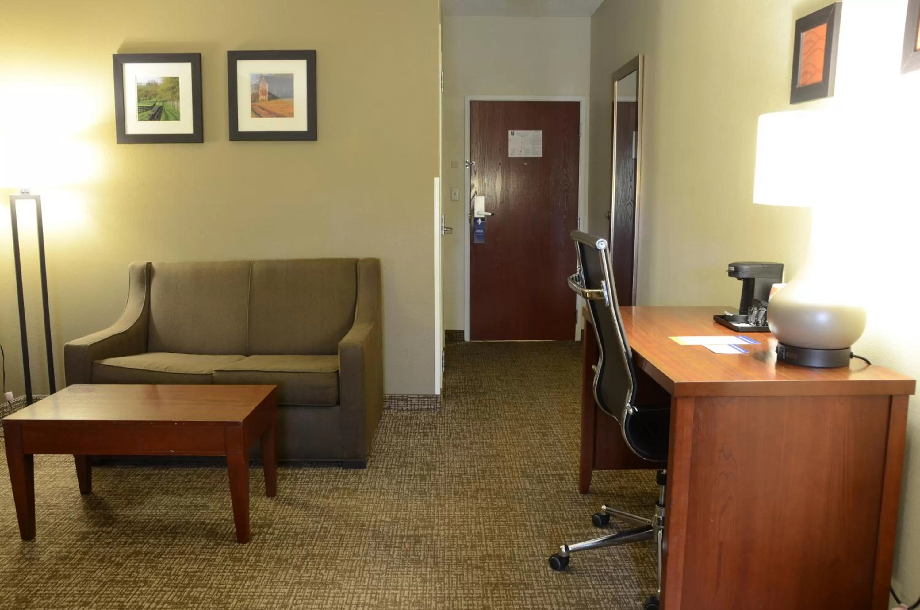 Seating area in Comfort Inn & Suites Cave City