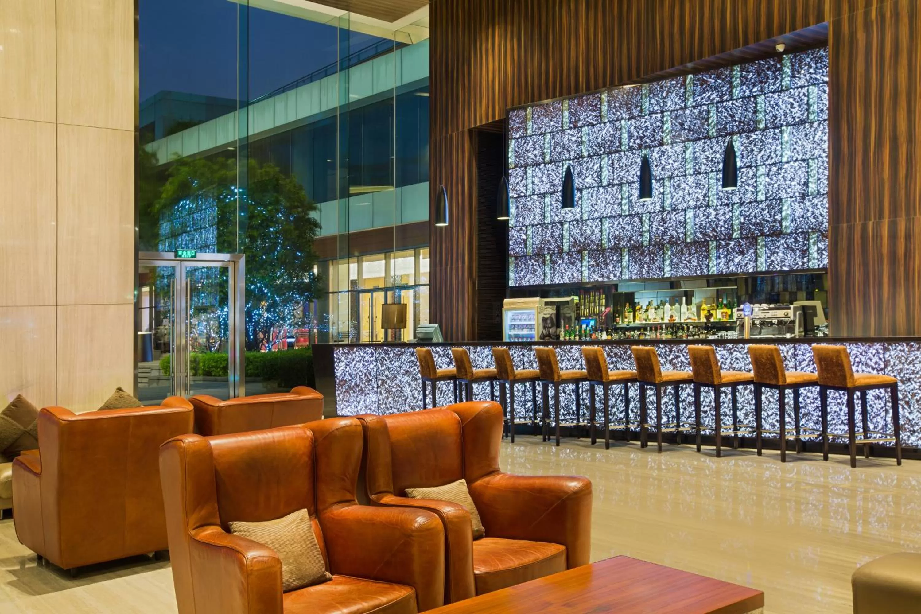 Lounge or bar in Crowne Plaza Guangzhou Huadu by IHG - Free Shuttle bus between hotel to Exhibition Center During Canton Fair