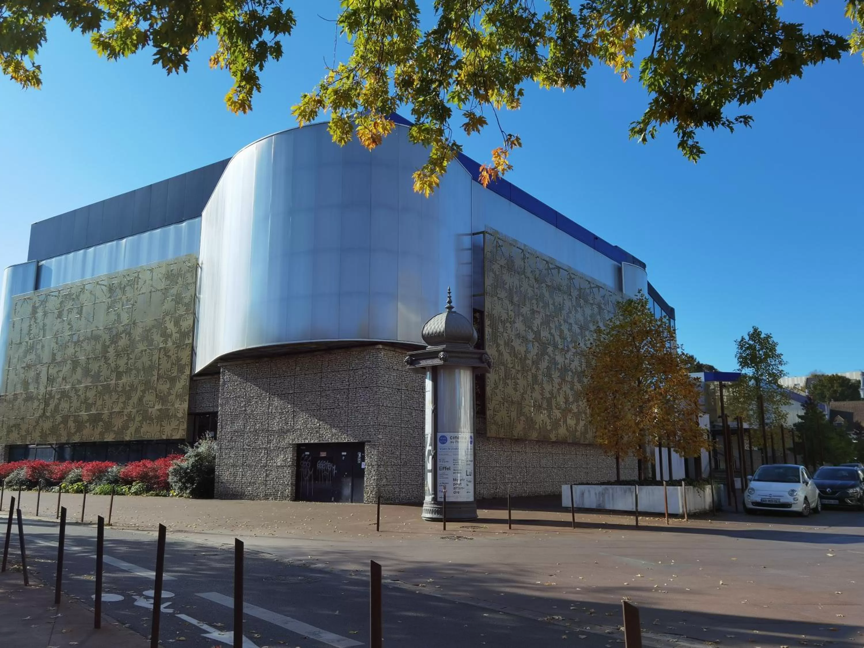 Nearby landmark in LES PINGOUINS DE LA MARNE