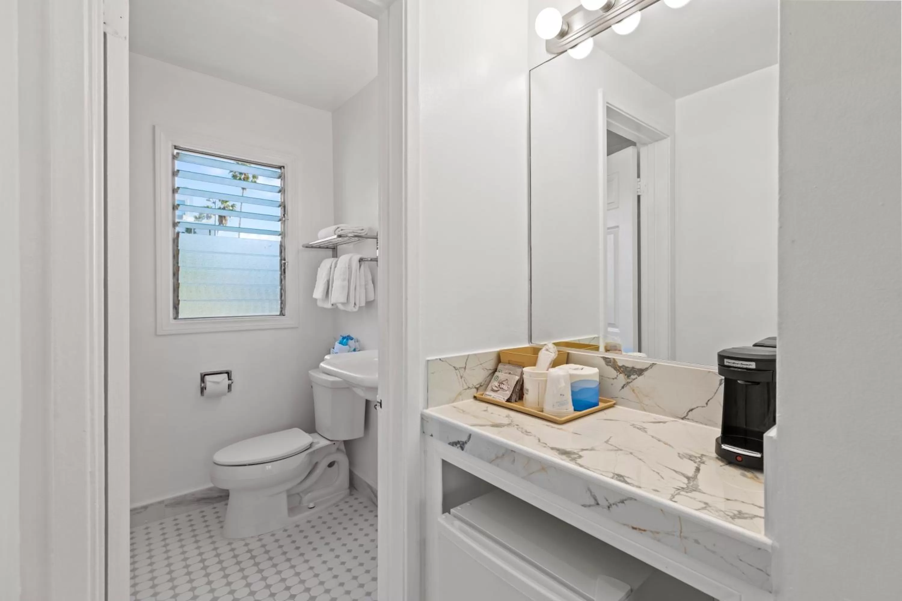 Shower in Ocean Lodge Santa Monica Beach Hotel