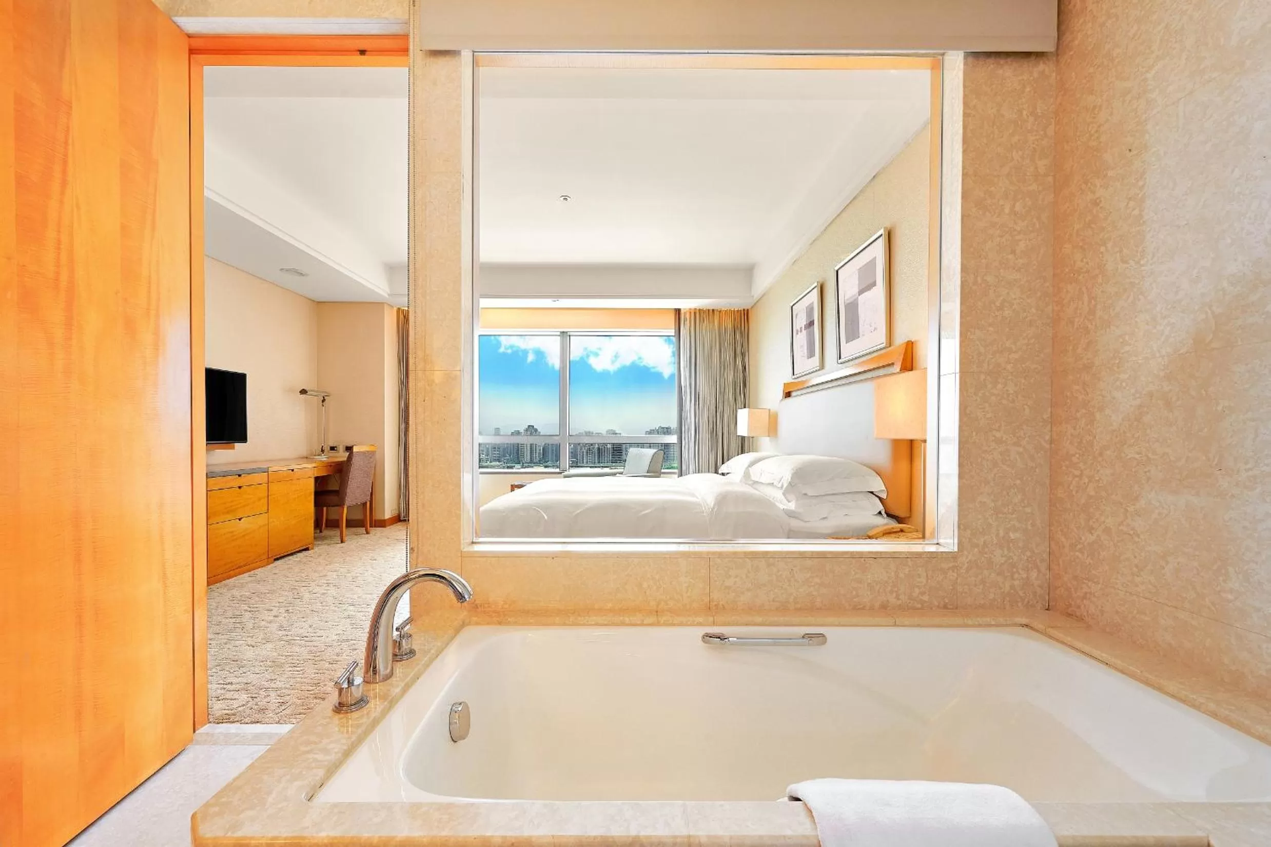 Bathroom, Bed in Windsor Hotel Taichung