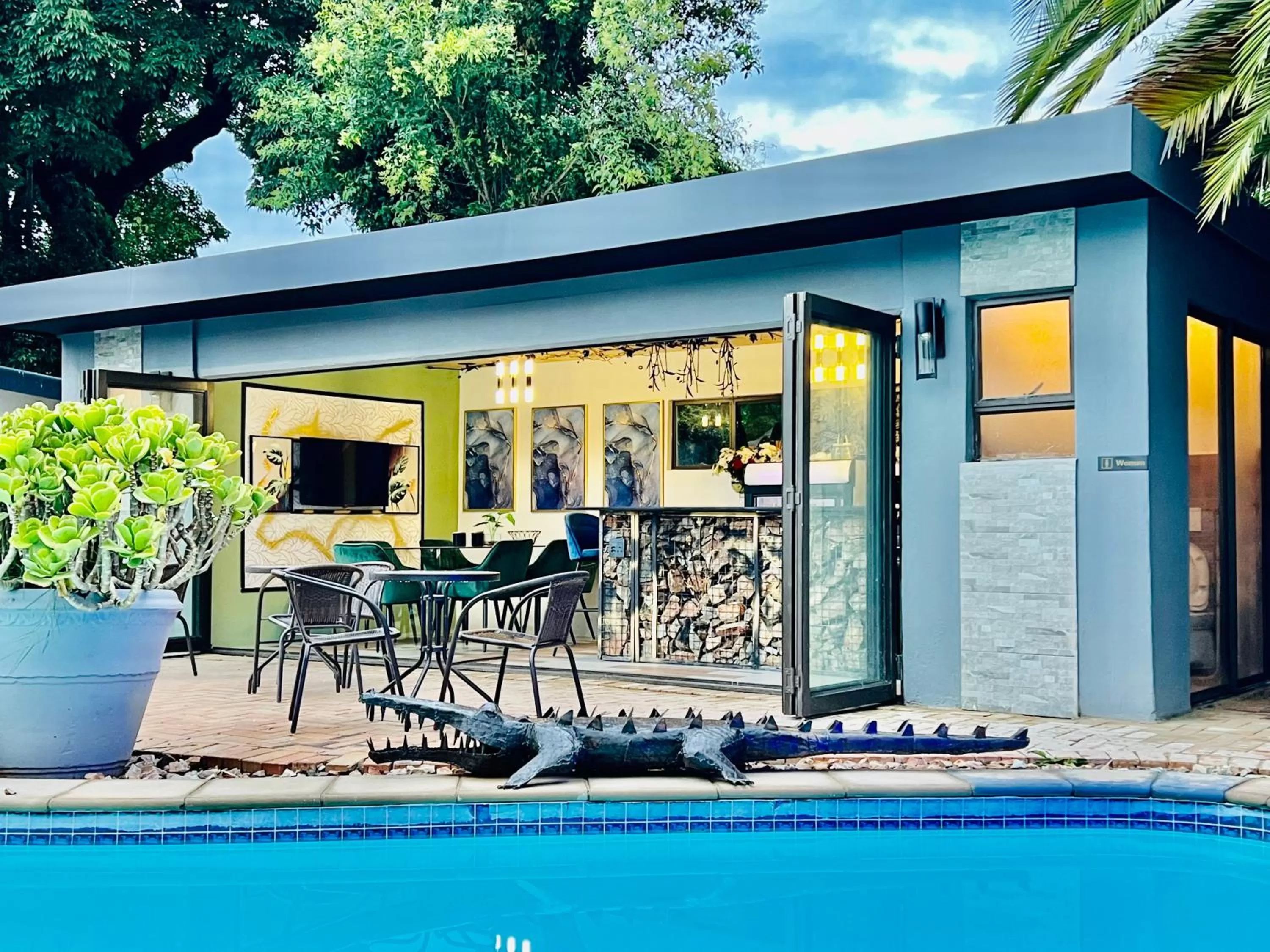 Restaurant/places to eat in 24 On Basil Inventive suites