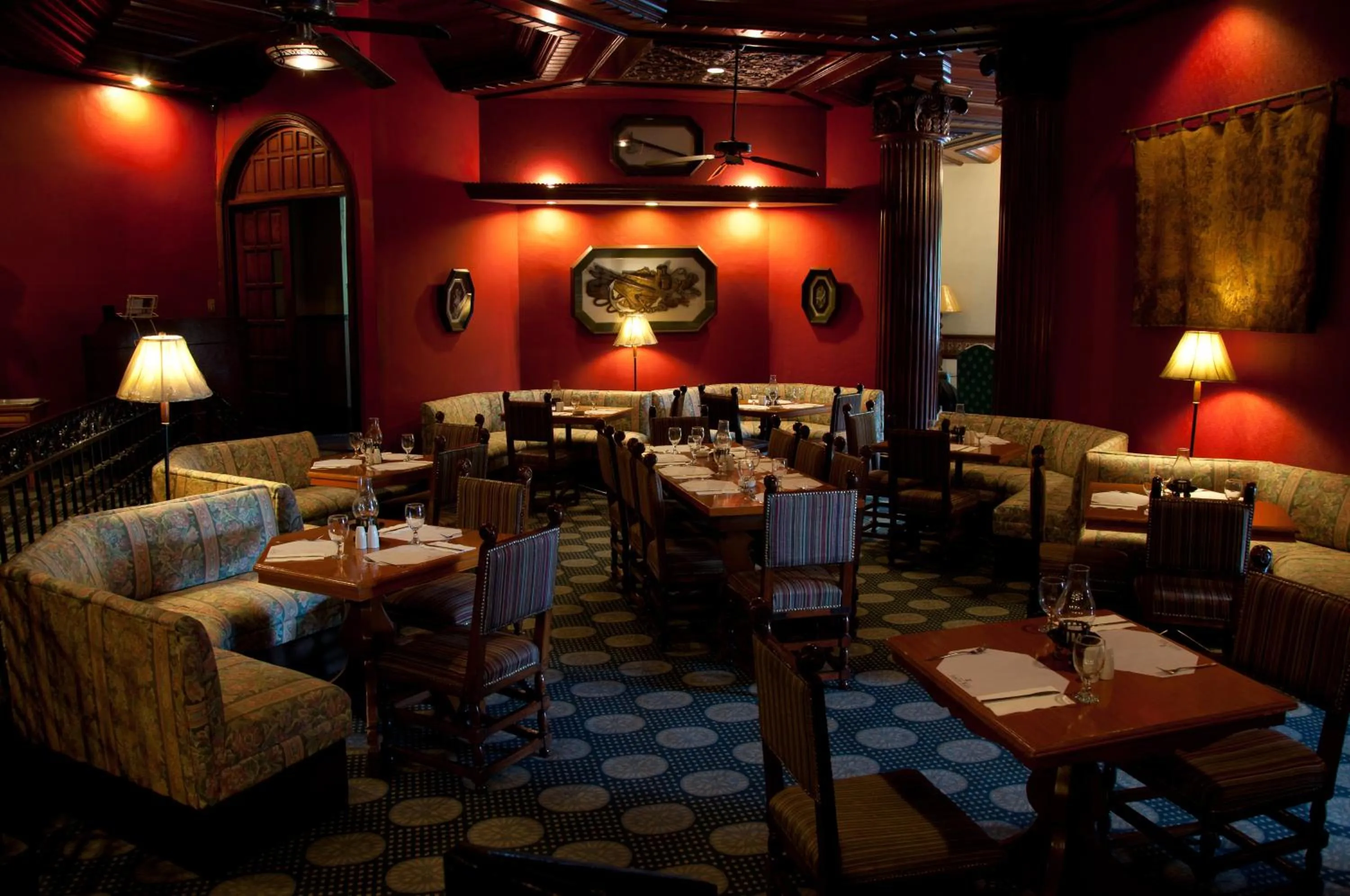 Restaurant/places to eat in Camelot Hotel