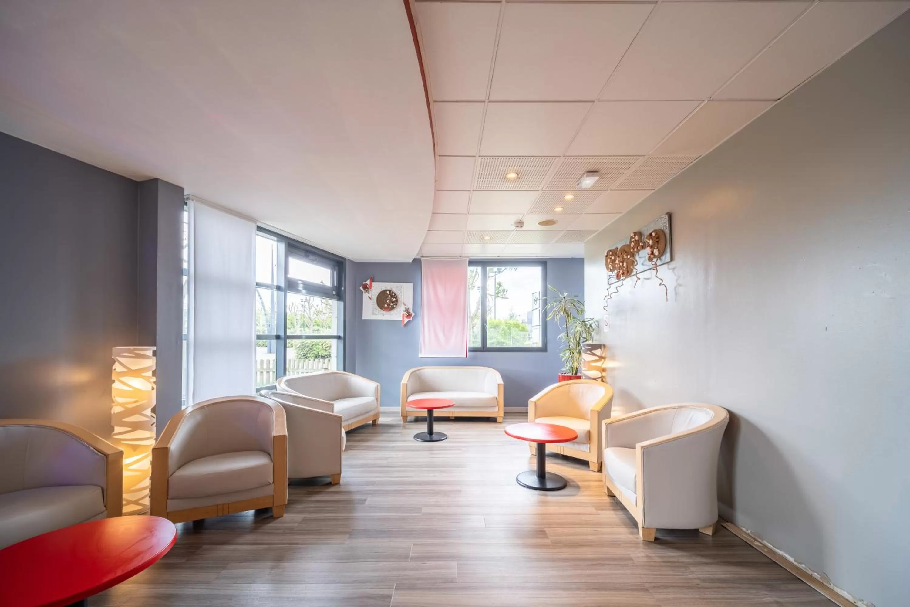 Communal lounge/ TV room in B&B HOTEL Calais Terminal Cité Europe 3 étoiles