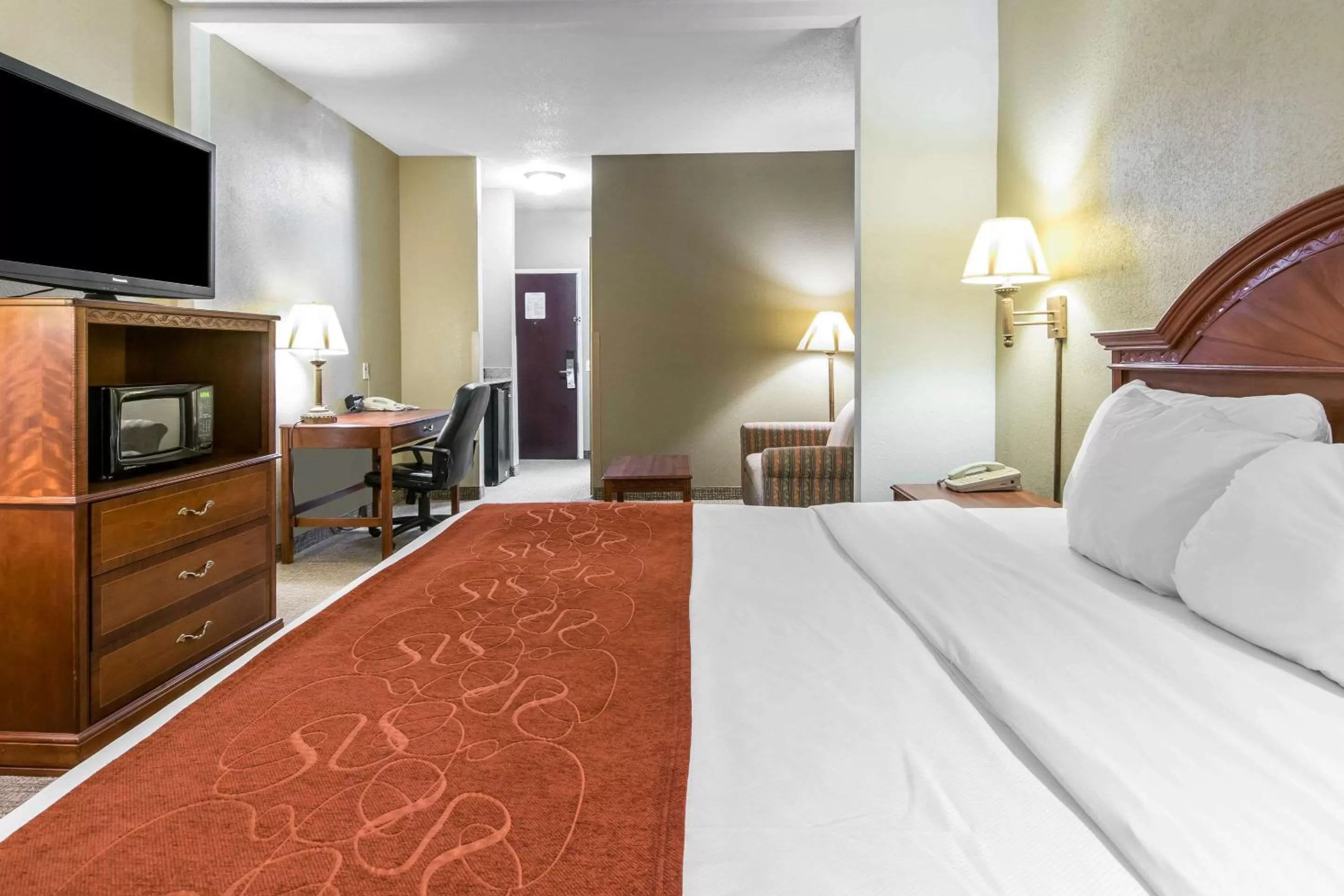 Photo of the whole room, Bed in Comfort Suites Owensboro South