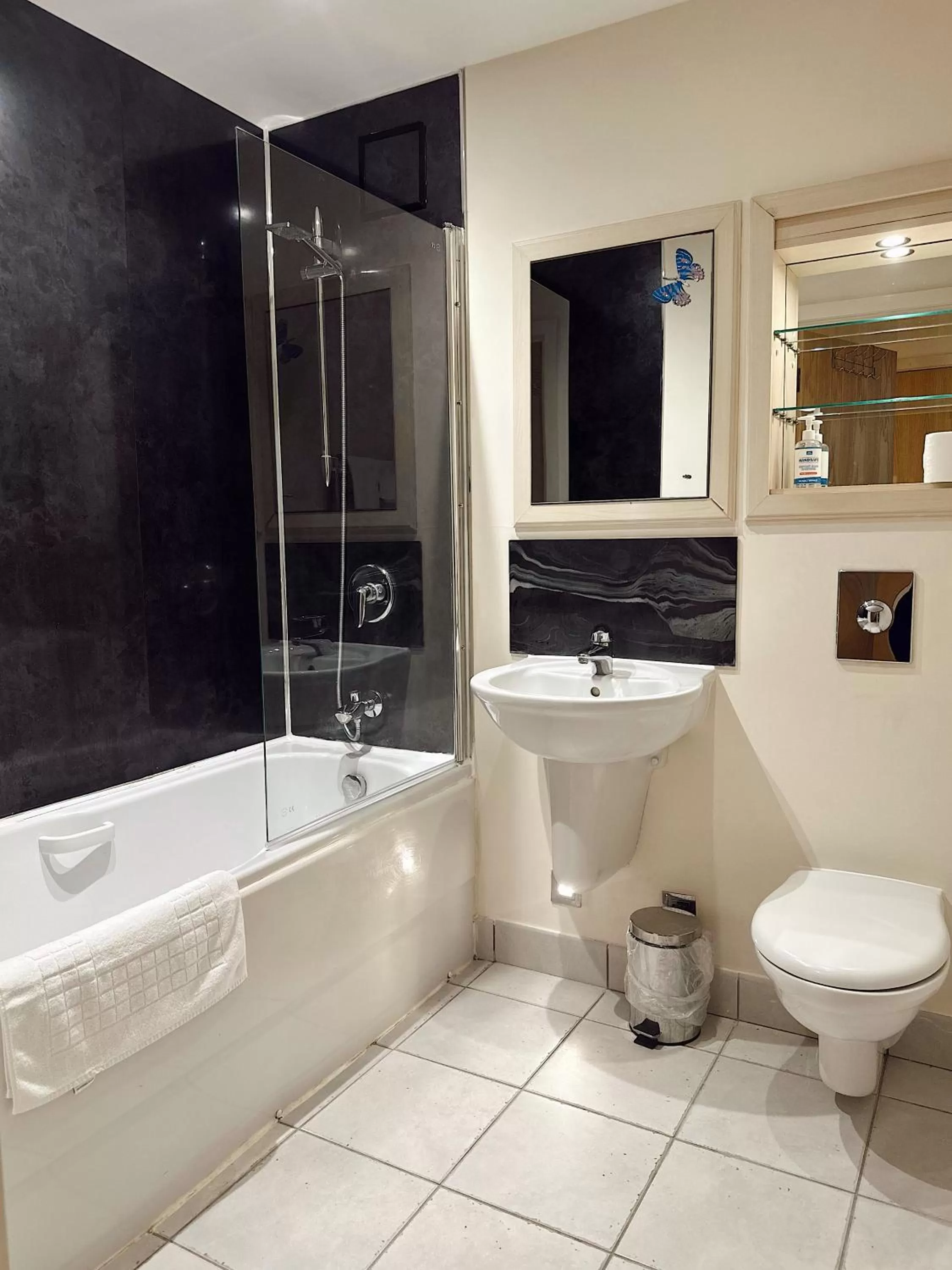 Toilet in Canary Wharf - Luxury Apartments