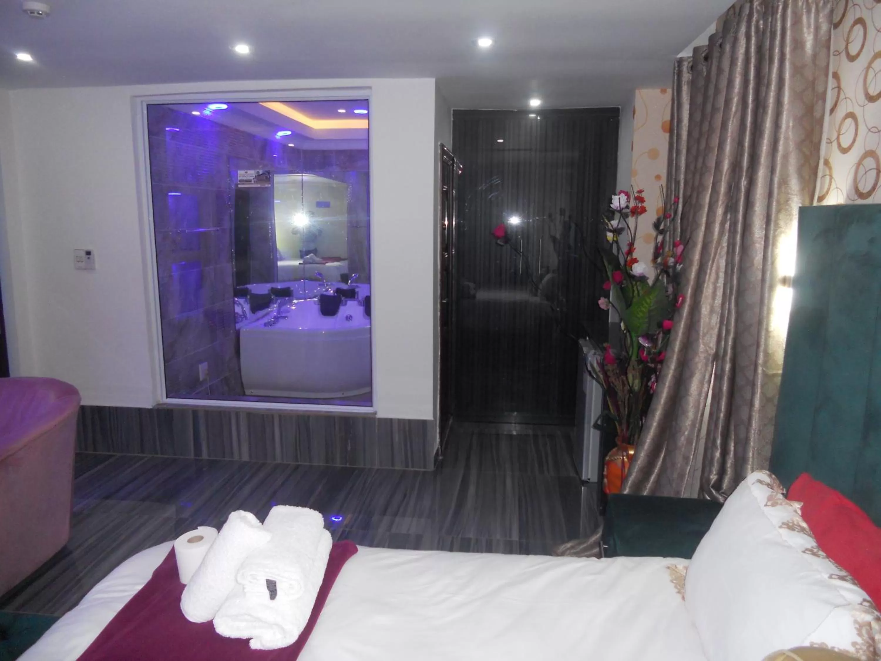 Bed in Gold Crown International Hotel Johannesburg