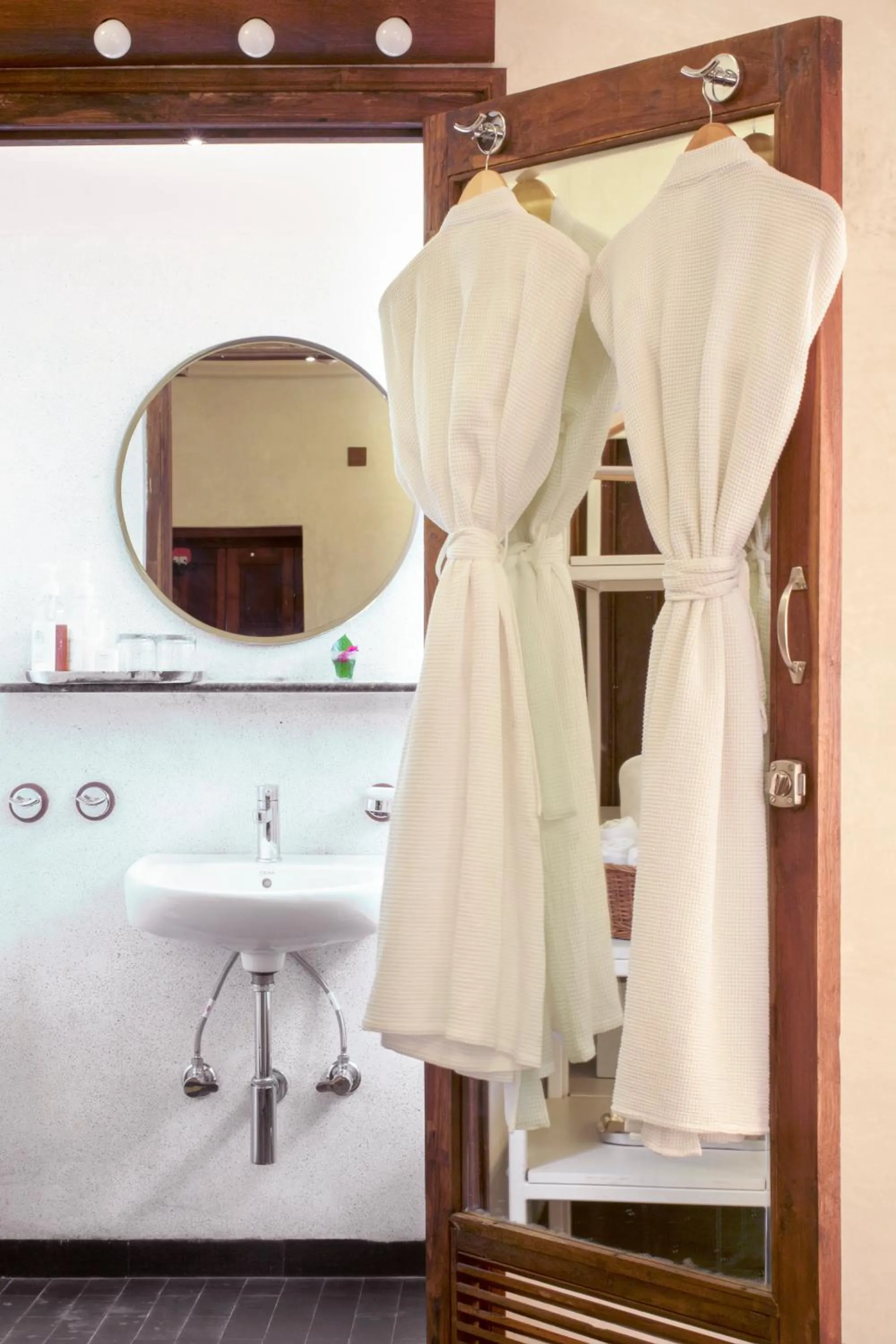 Bathroom in Mangaldas Ni Haveli II by The House of MG