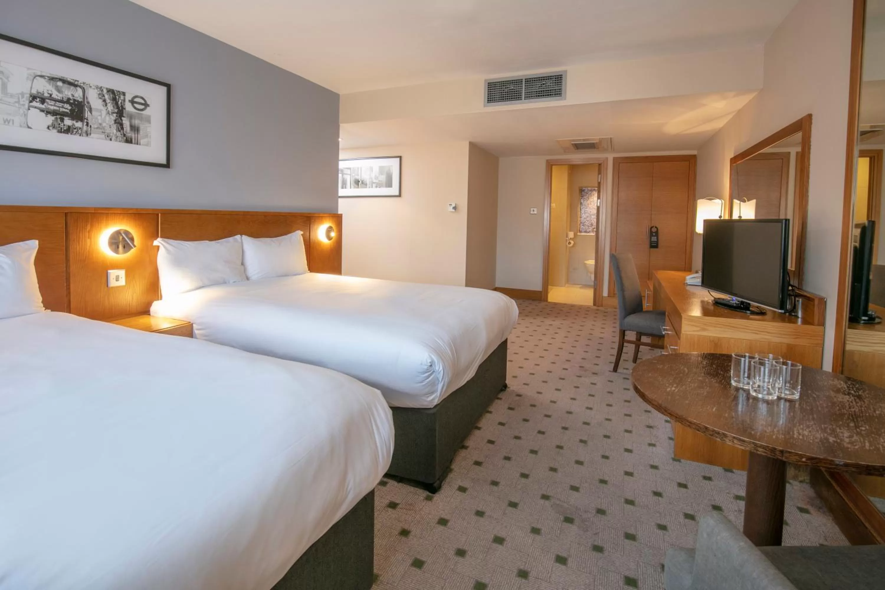 Bedroom, Bed in The Crown London, WorldHotels Distinctive
