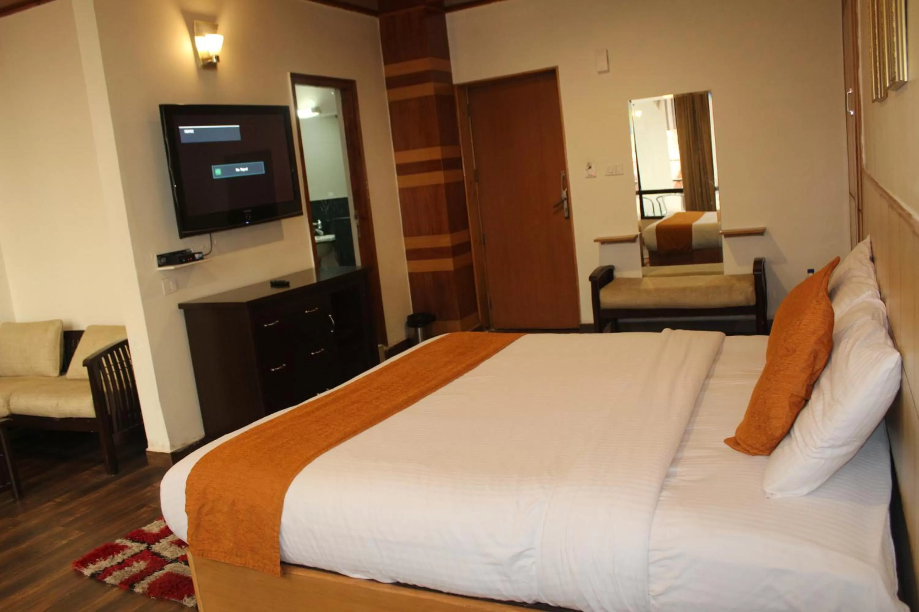 Photo of the whole room, Bed in Hotel Broadways Inn