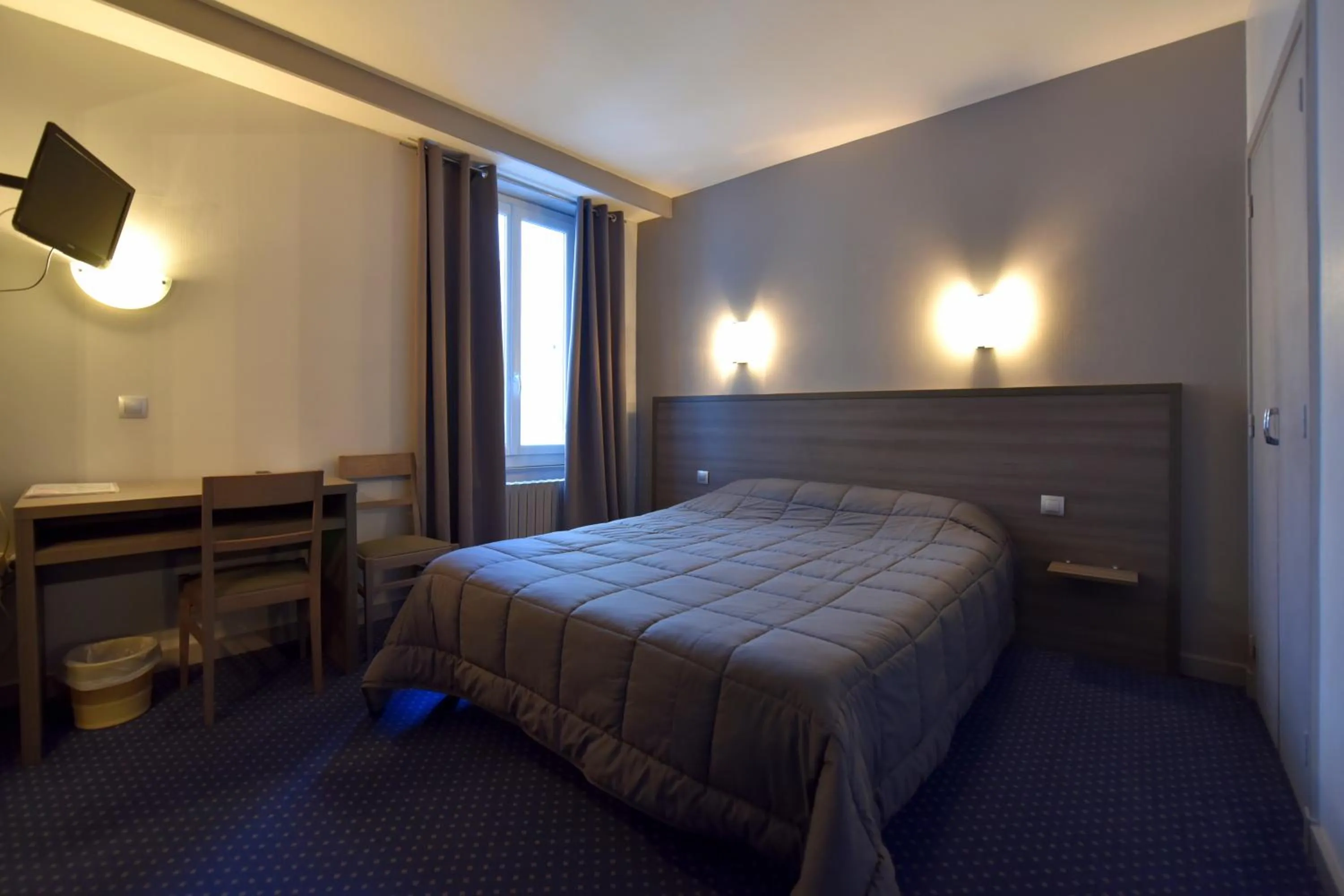 Bedroom, Bed in Logis Hôtel Saint Jacques