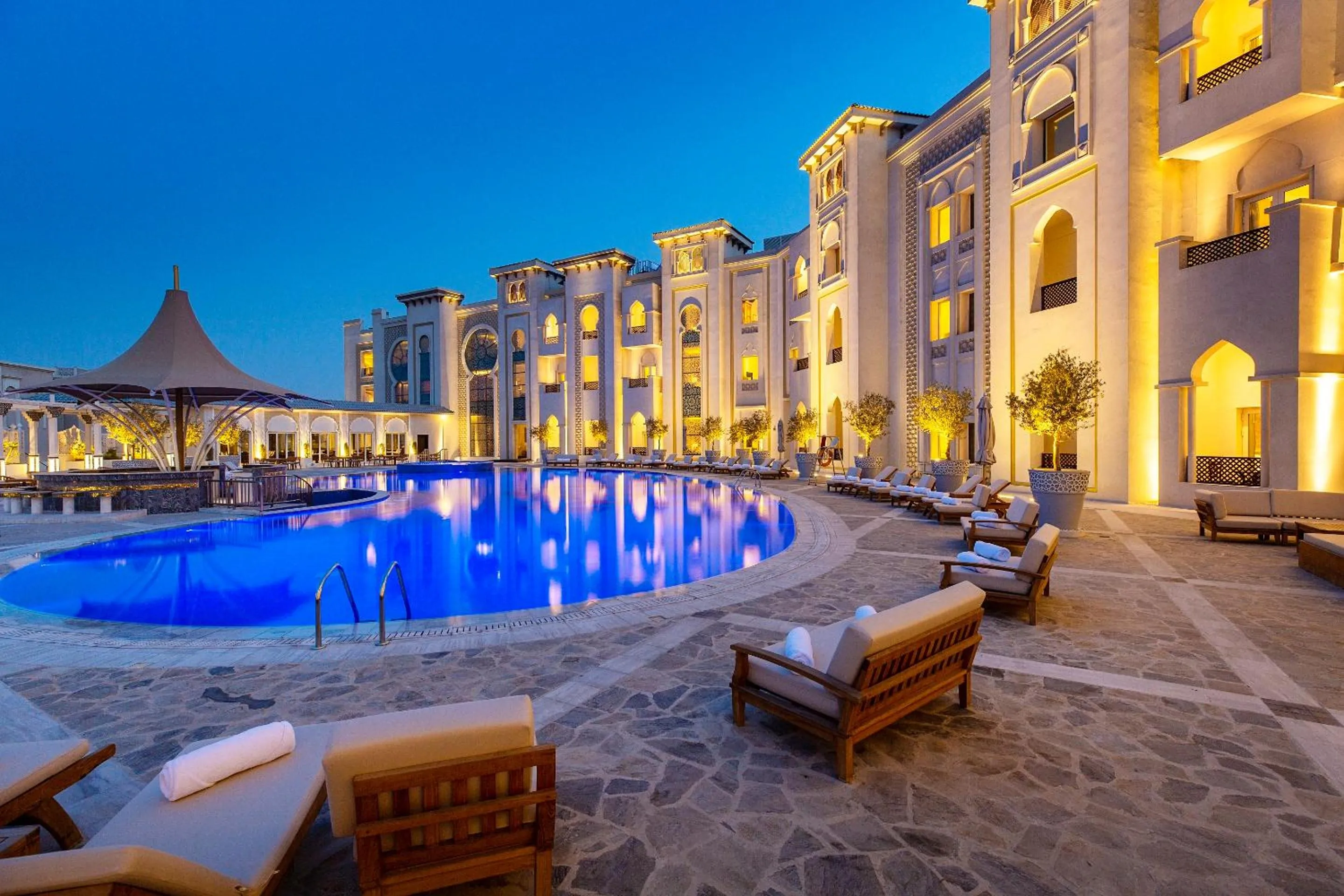 Swimming pool in Ezdan Palace Hotel