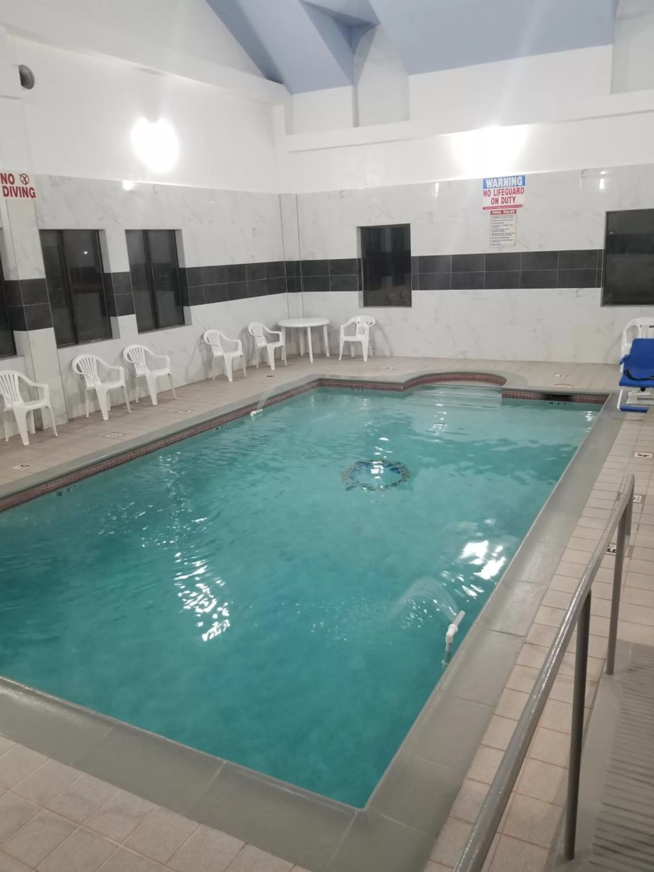 Swimming pool in Days Inn & Suites by Wyndham Webster NASA-ClearLake-Houston