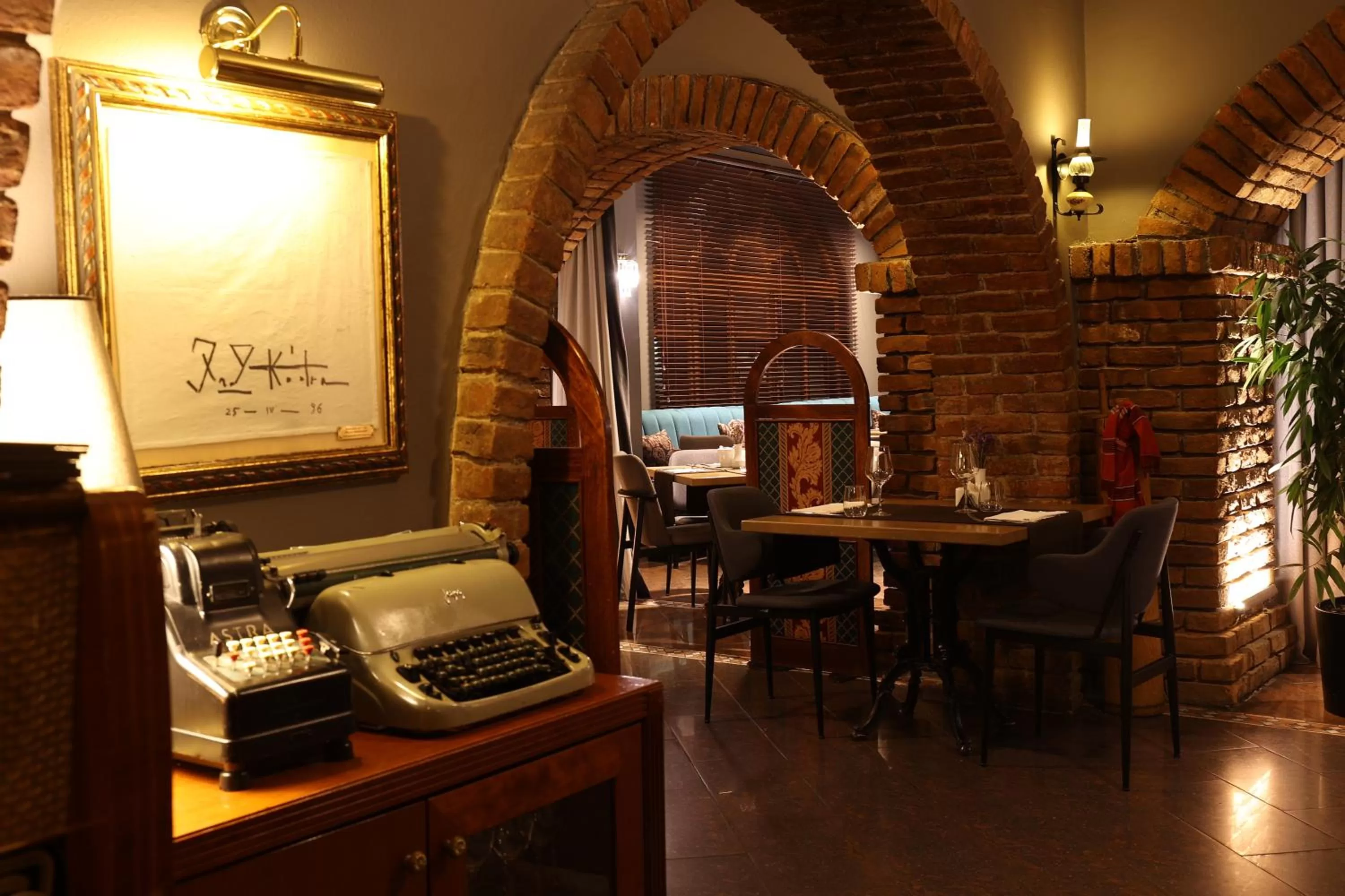 Restaurant/places to eat in Mondial Hotel