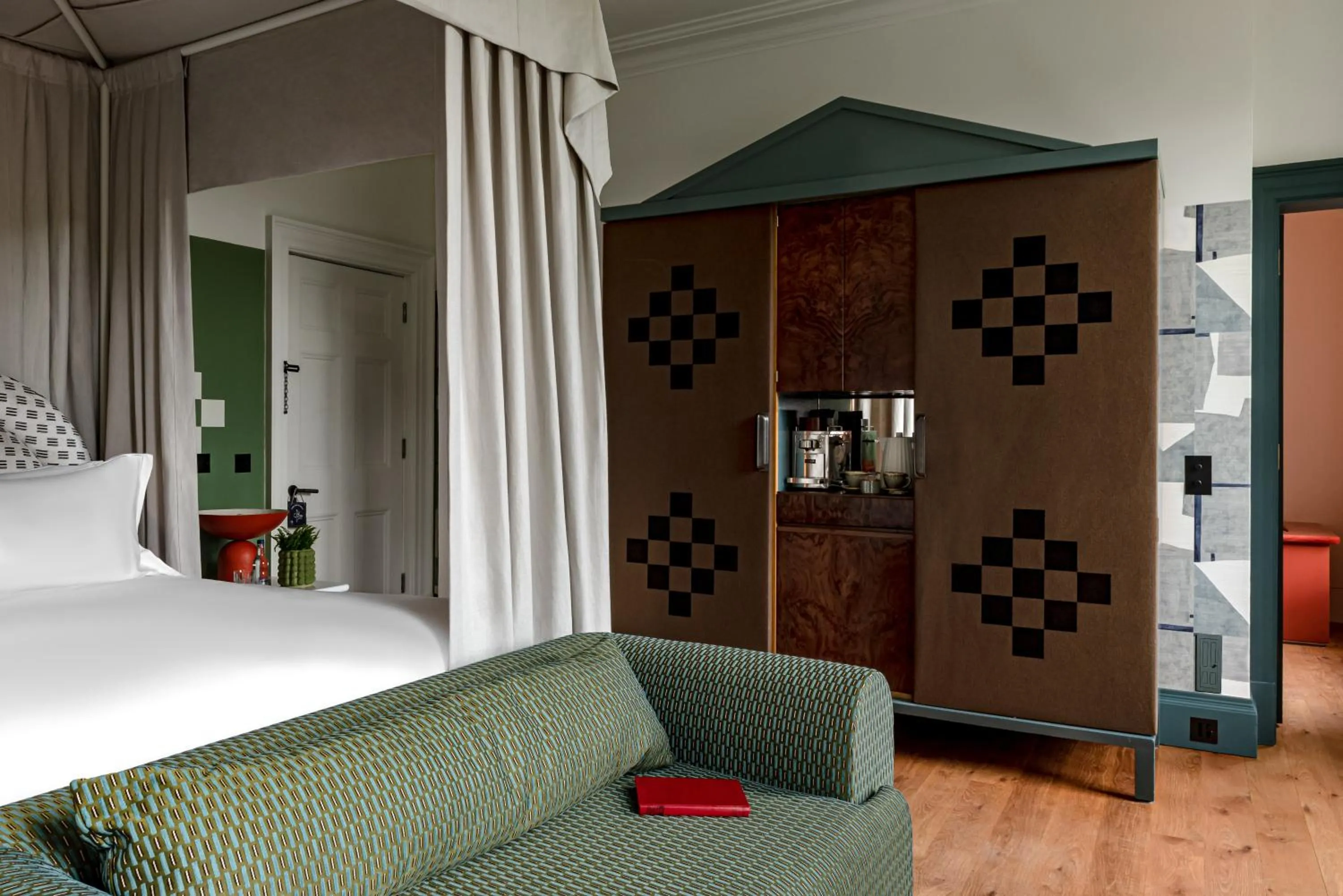 Bedroom, Bed in Cowley Manor Experimental