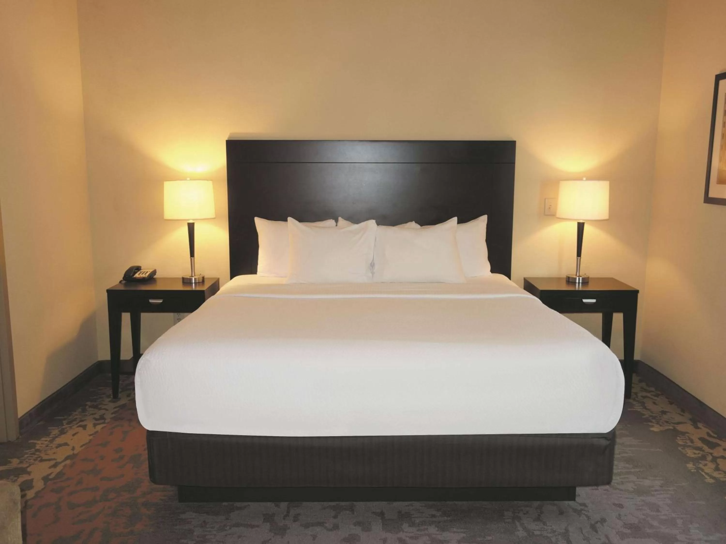 Photo of the whole room, Bed in La Quinta by Wyndham Eastland