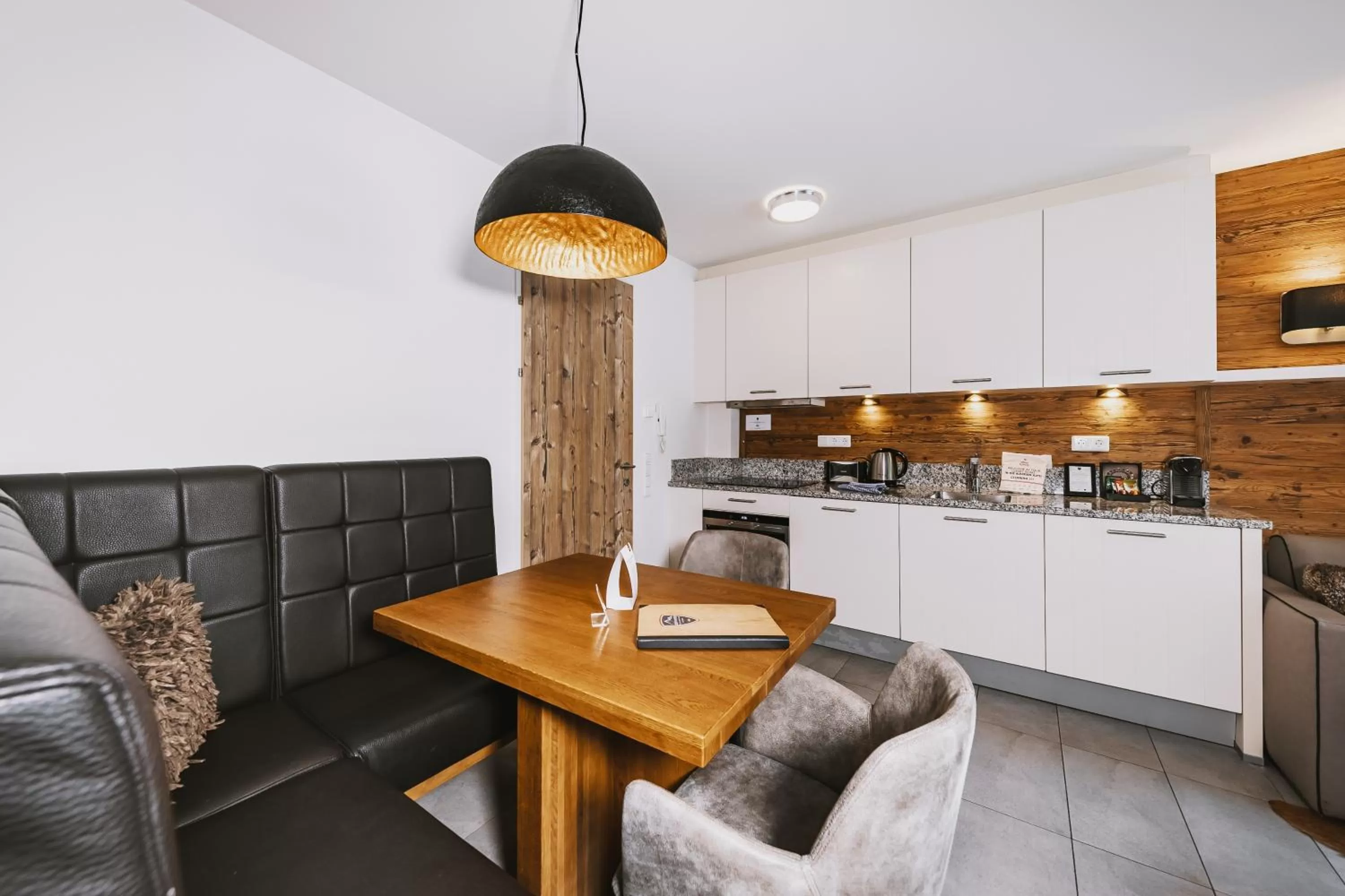 Kitchen or kitchenette in AvenidA Mountain Lodges Kaprun