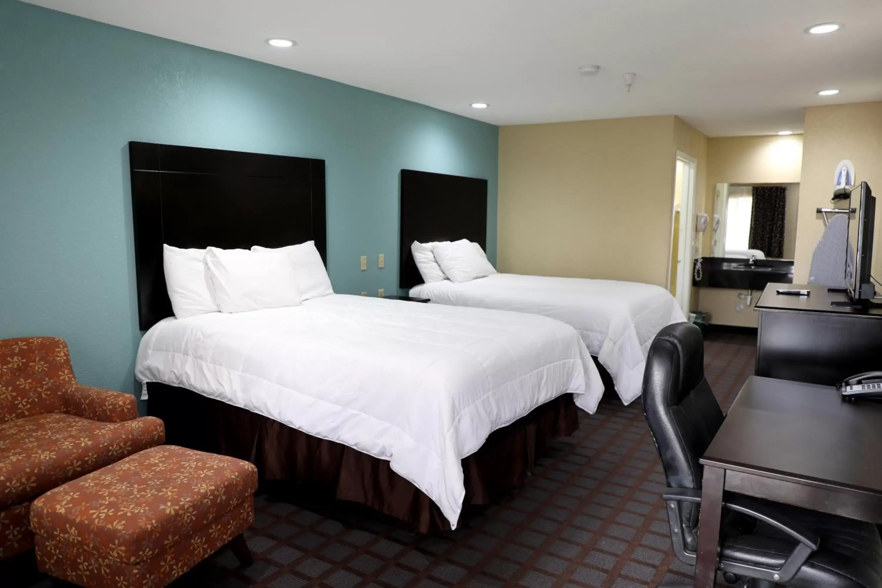 Queen Room with Two Queen Beds in Ranger Inn & Suites Queen Room with Two Queen Beds in Ranger Inn & Suites
