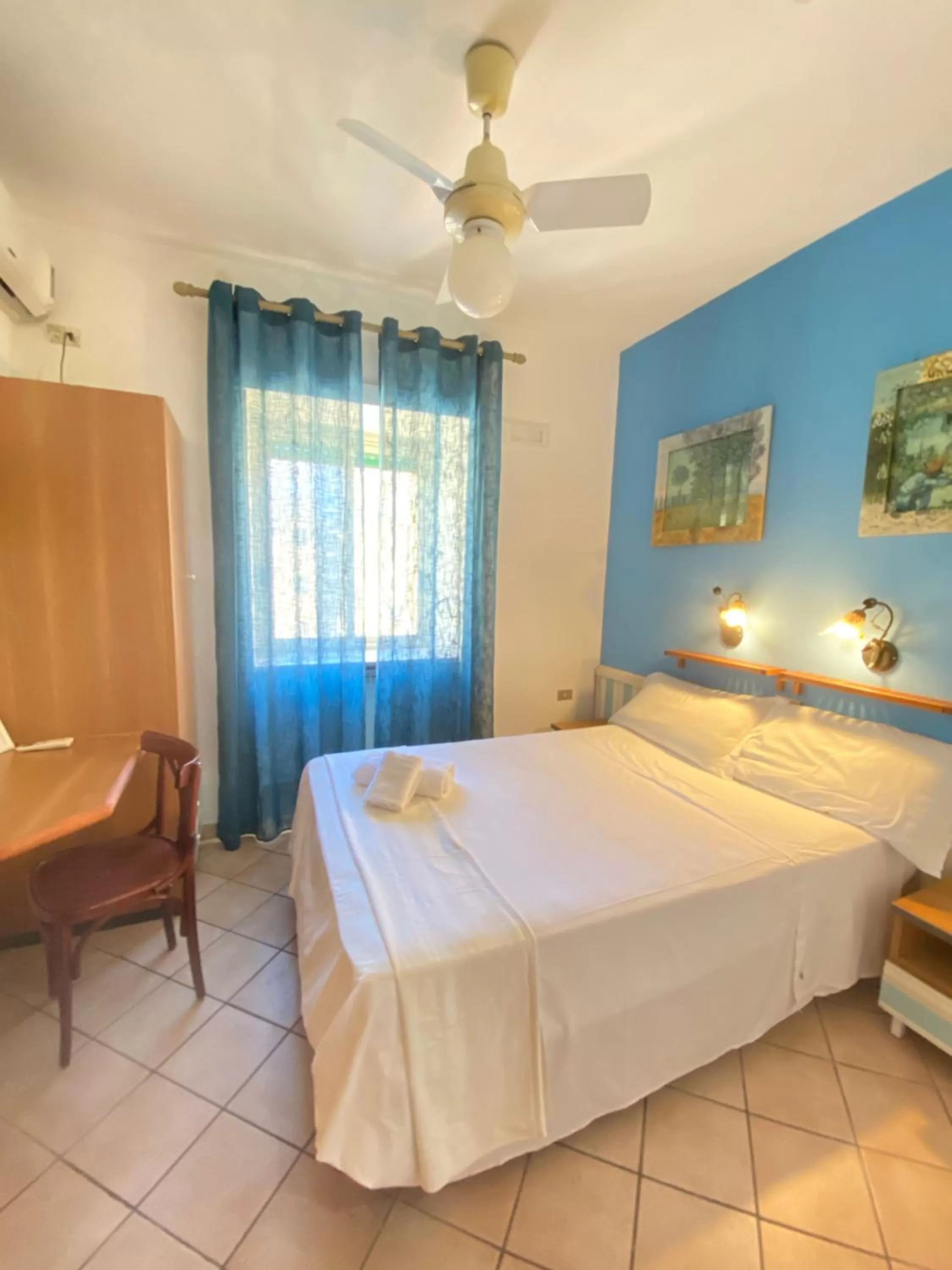 Photo of the whole room, Bed in Hotel Europeo Napoli