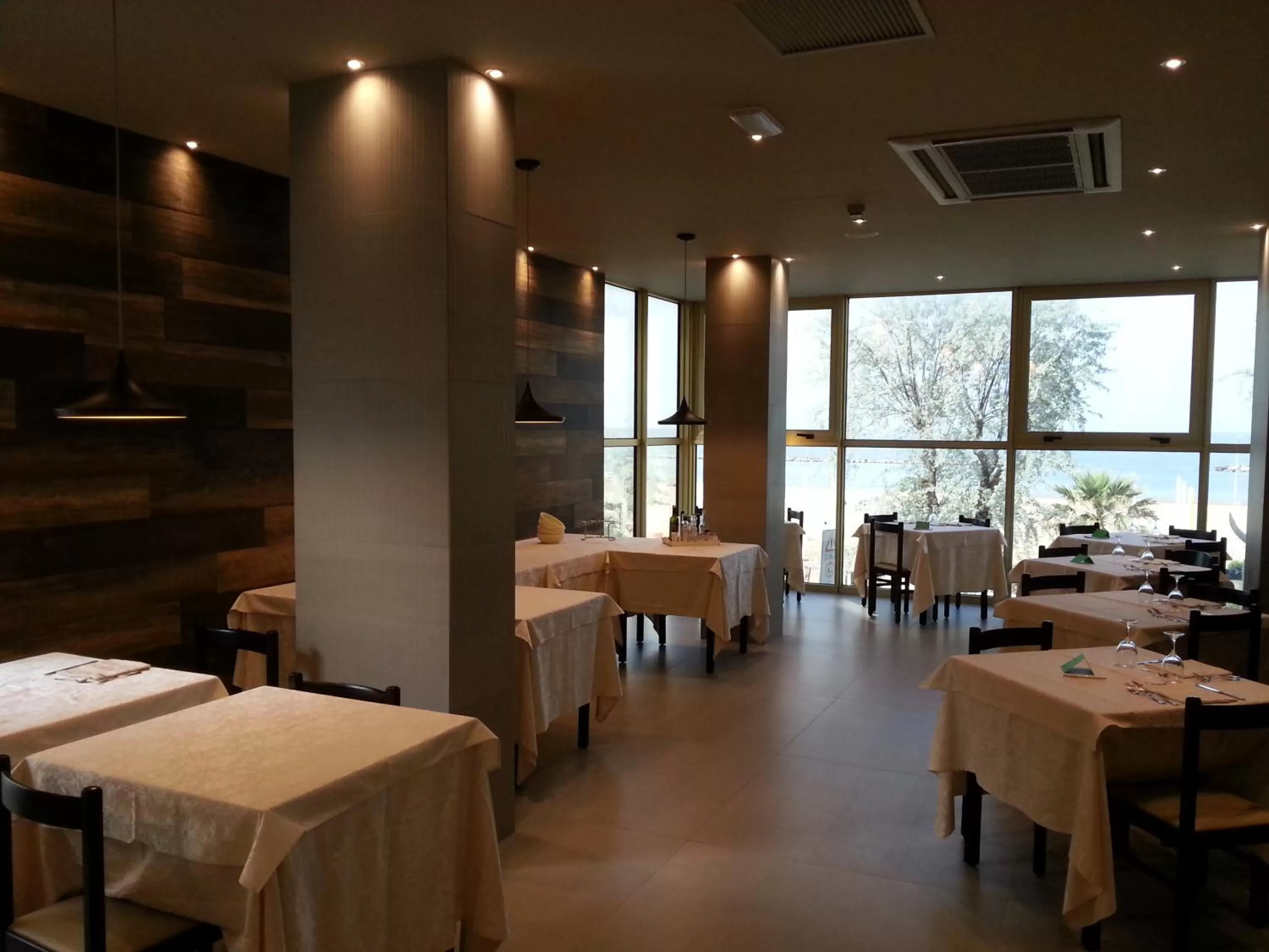 Restaurant/places to eat in AmbientHotels Panoramic