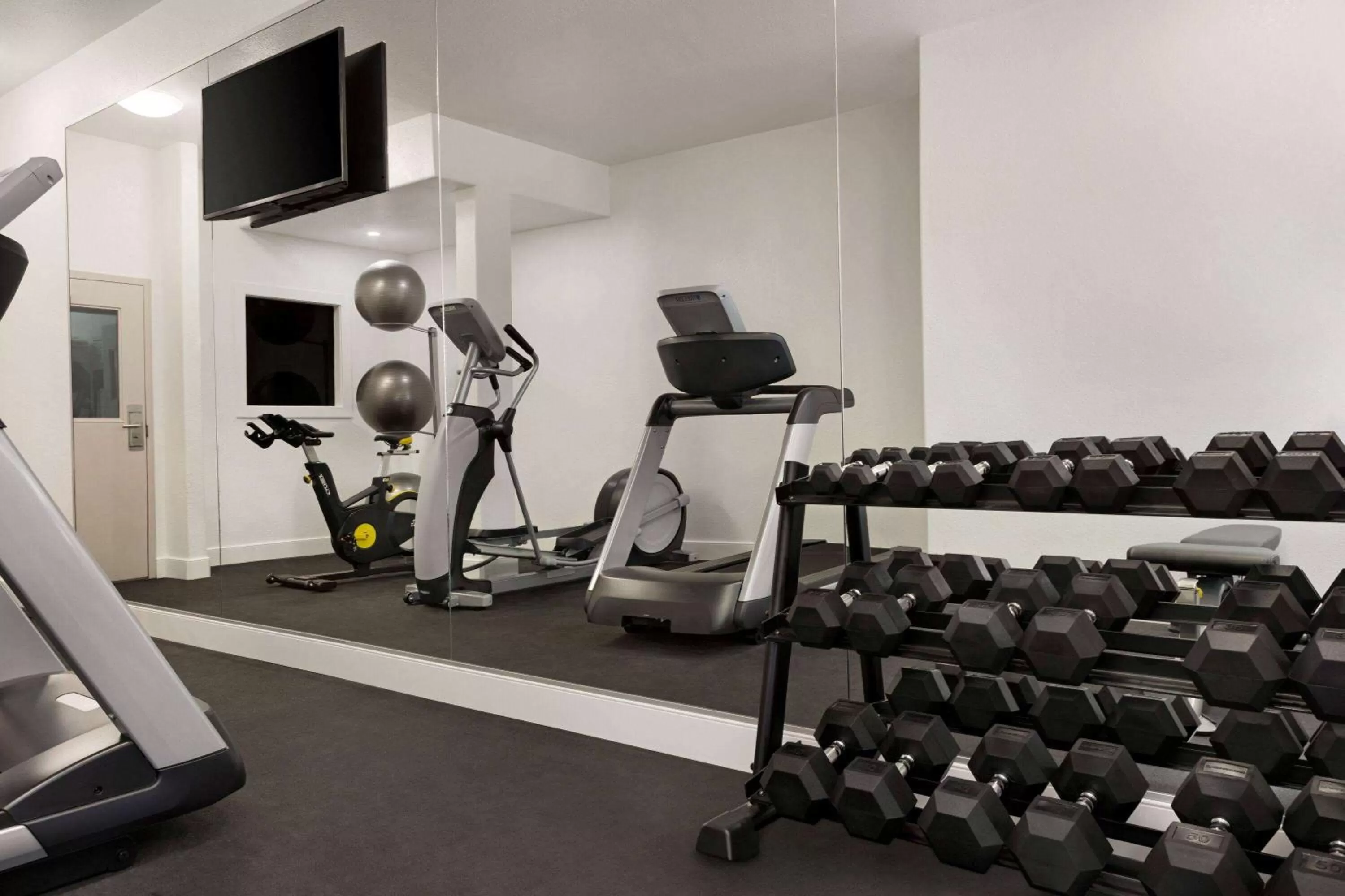 Fitness centre/facilities in Super 8 by Wyndham Calgary Shawnessy Area