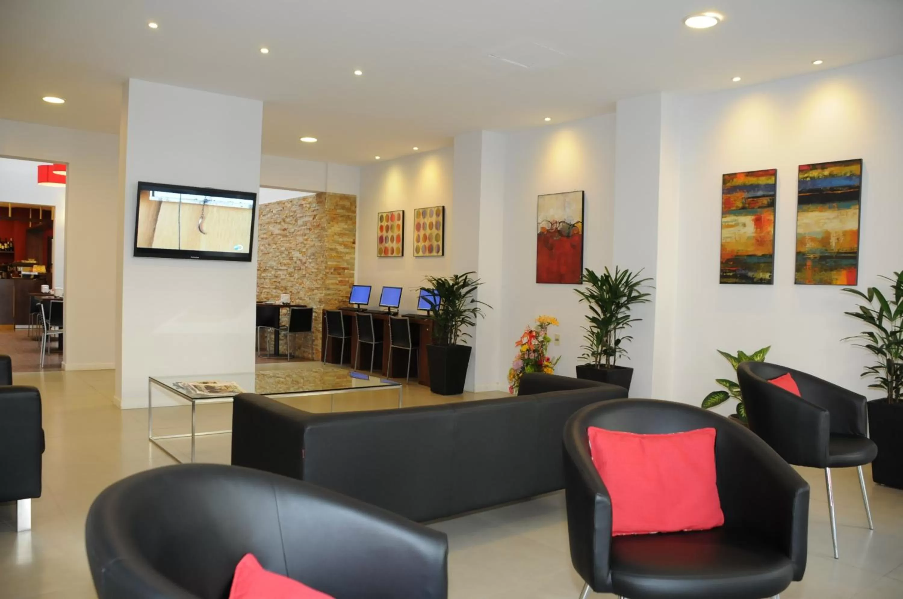 Communal lounge/ TV room in Hotel California