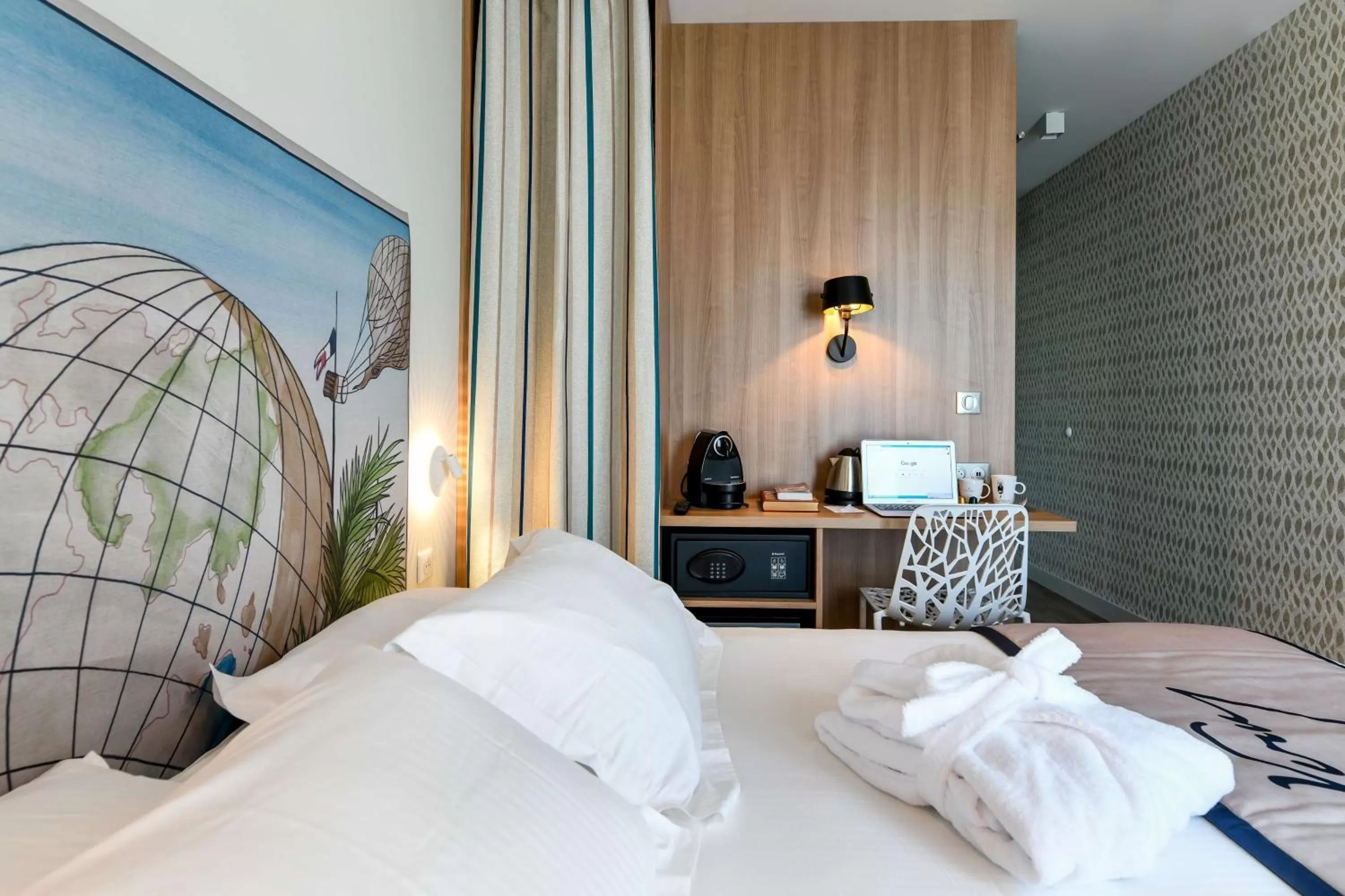 Photo of the whole room, Bed in Hôtel Jules Verne Biarritz