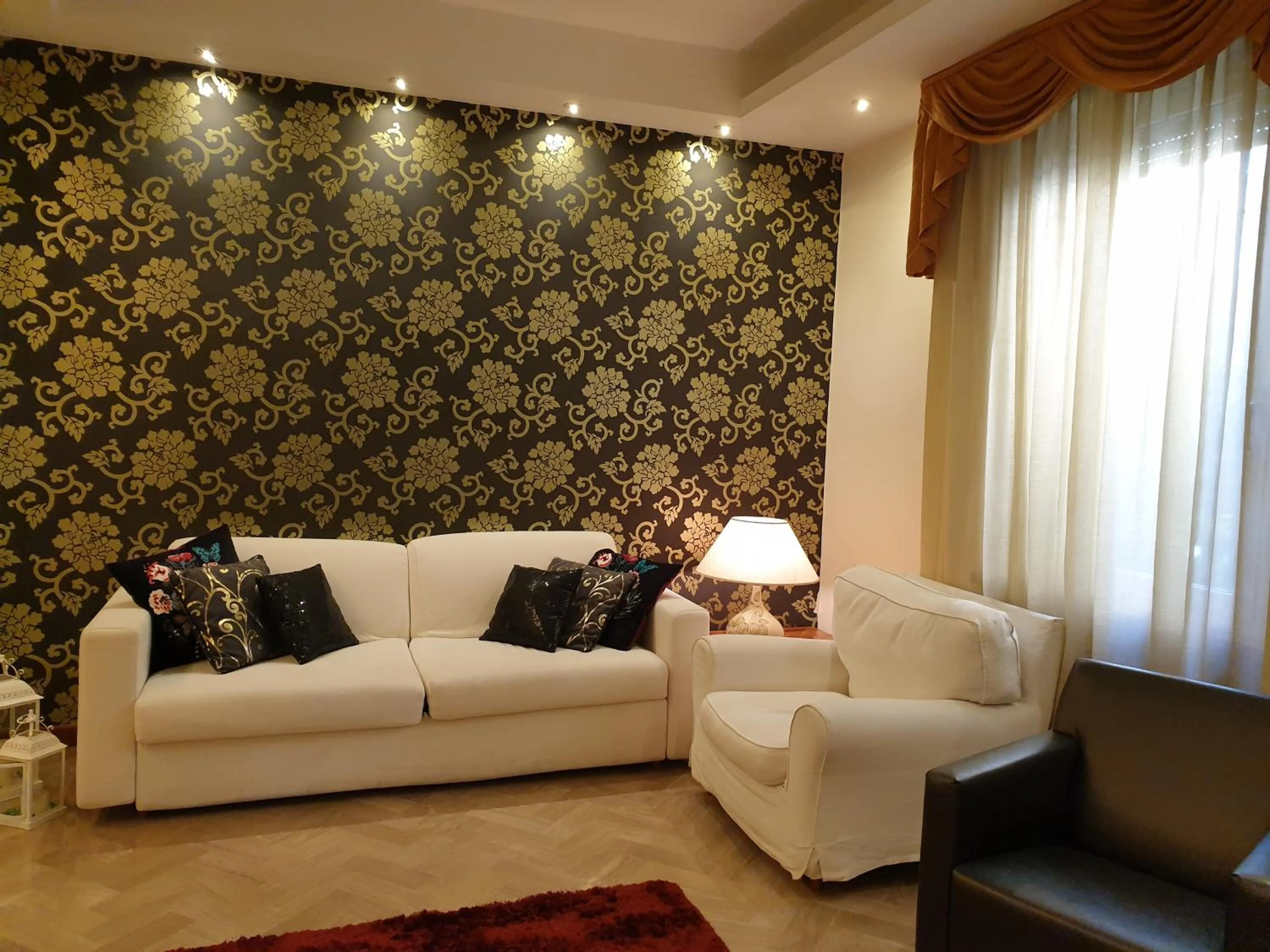 Communal lounge/ TV room in ACasaMia WelcHome Hotel