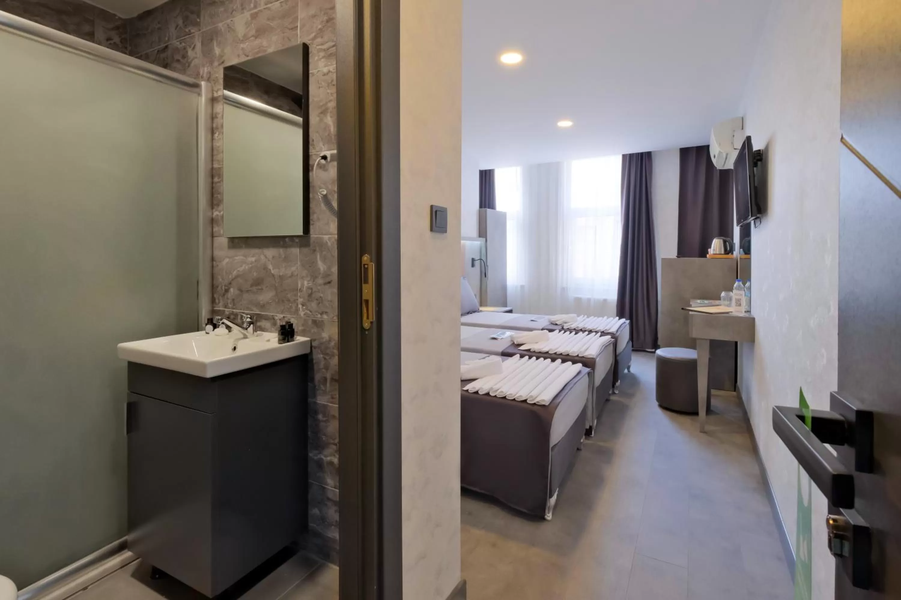 Photo of the whole room, Bed in The Queen Hotel