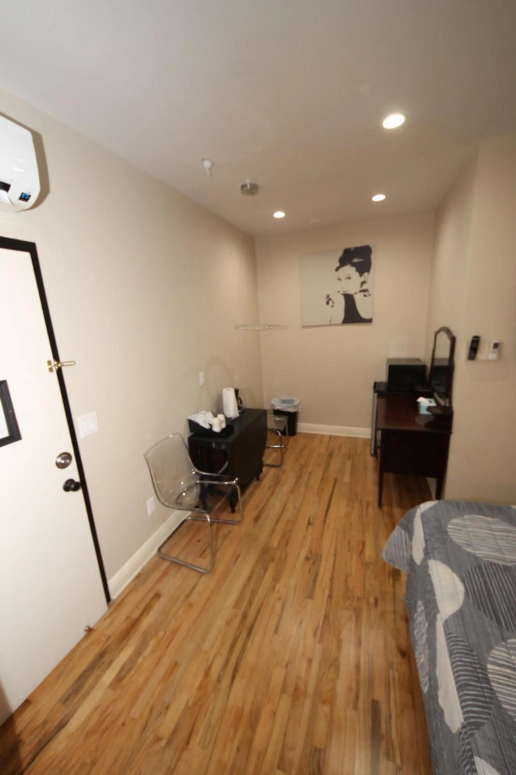 Living room, Bed in Hyde Park Hotel