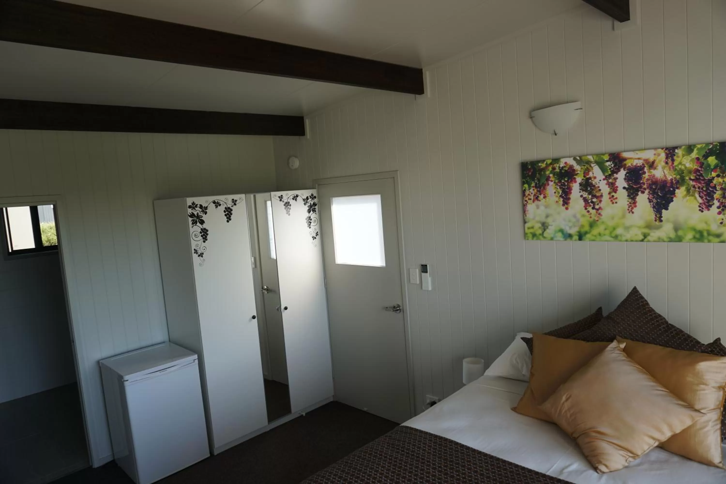 Bed in Narangba Motel (formerly Brisbane North B&B and Winery)