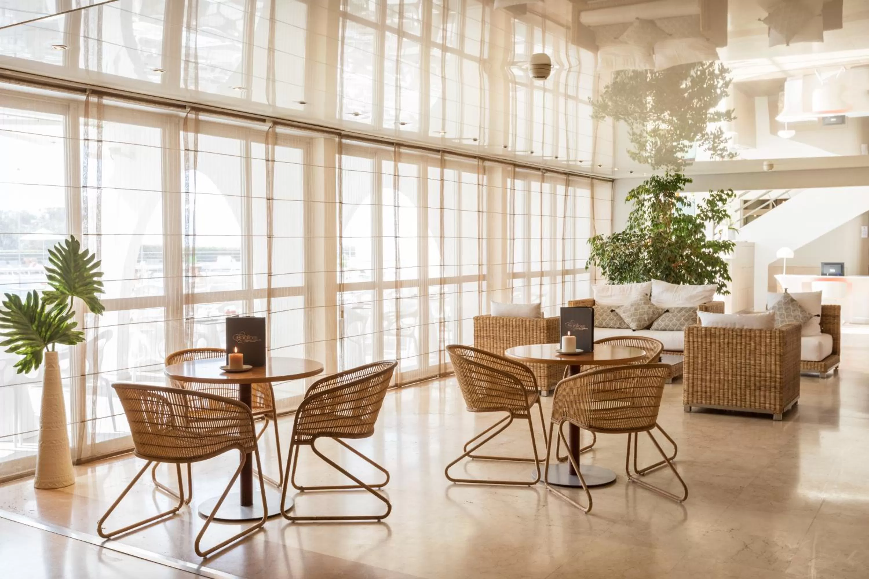 Lounge or bar in Hôtel Les Corallines - Thalasso & Resort