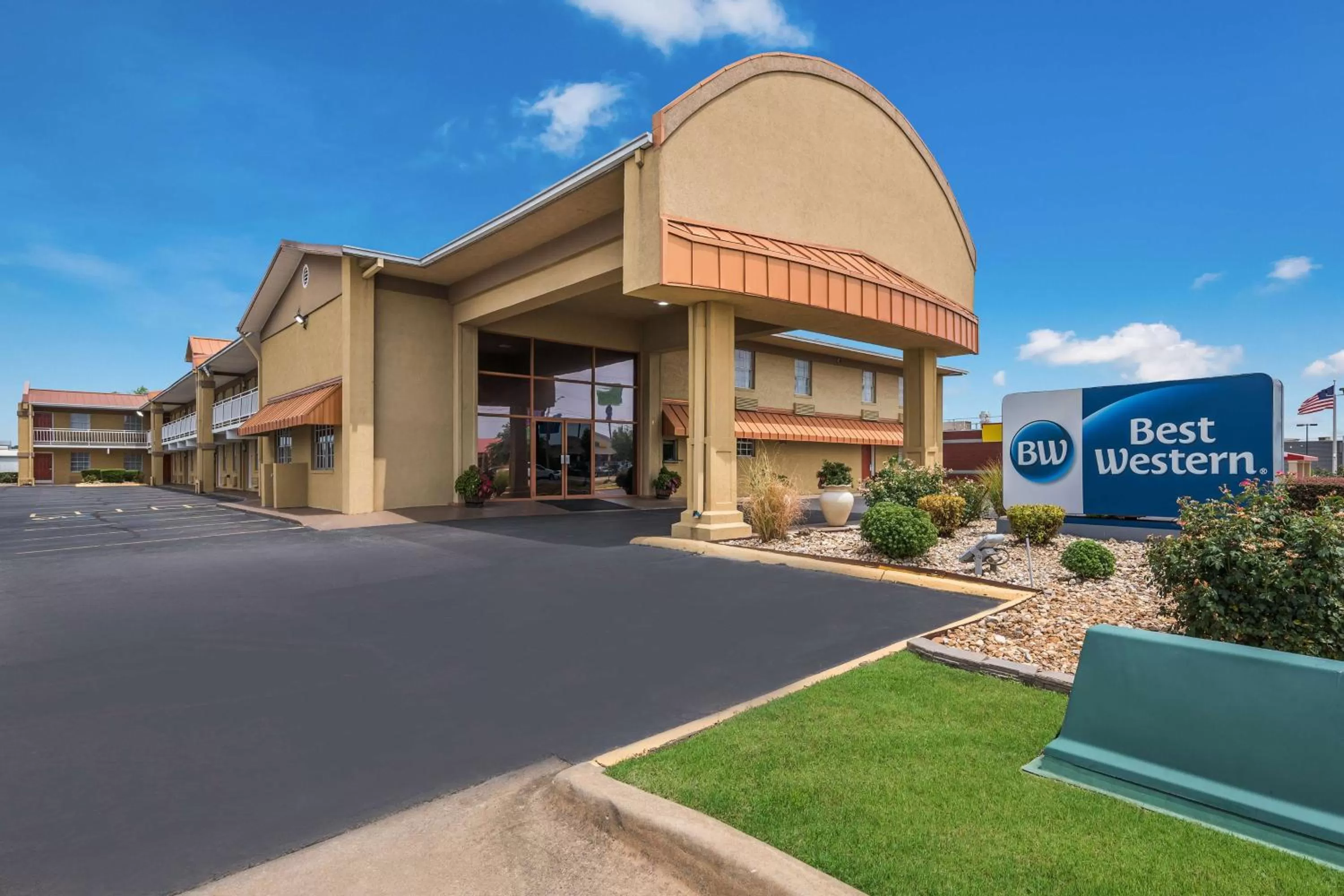 Property building in Best Western Conway