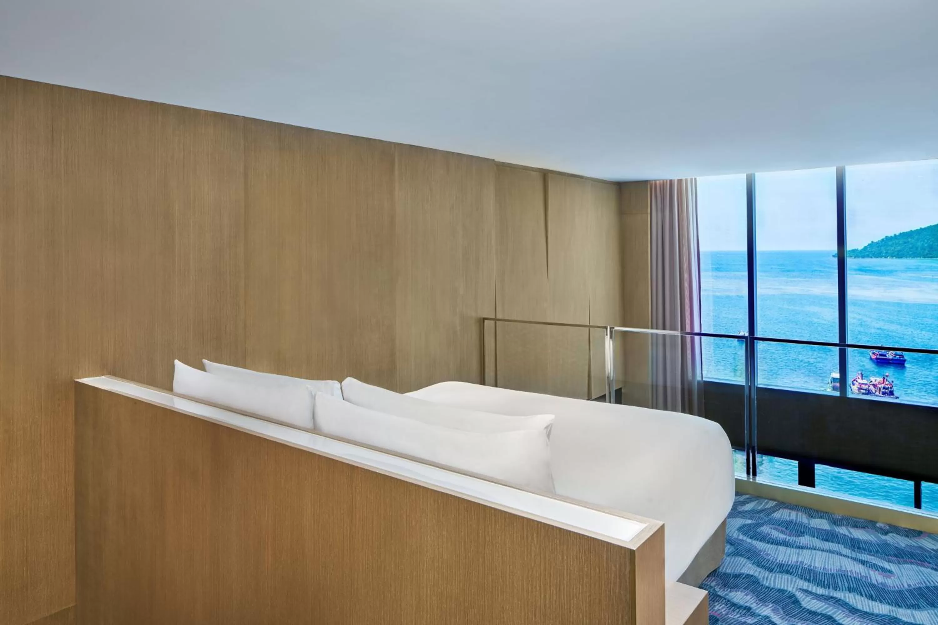 Bedroom, Bed in Le Meridien Kota Kinabalu